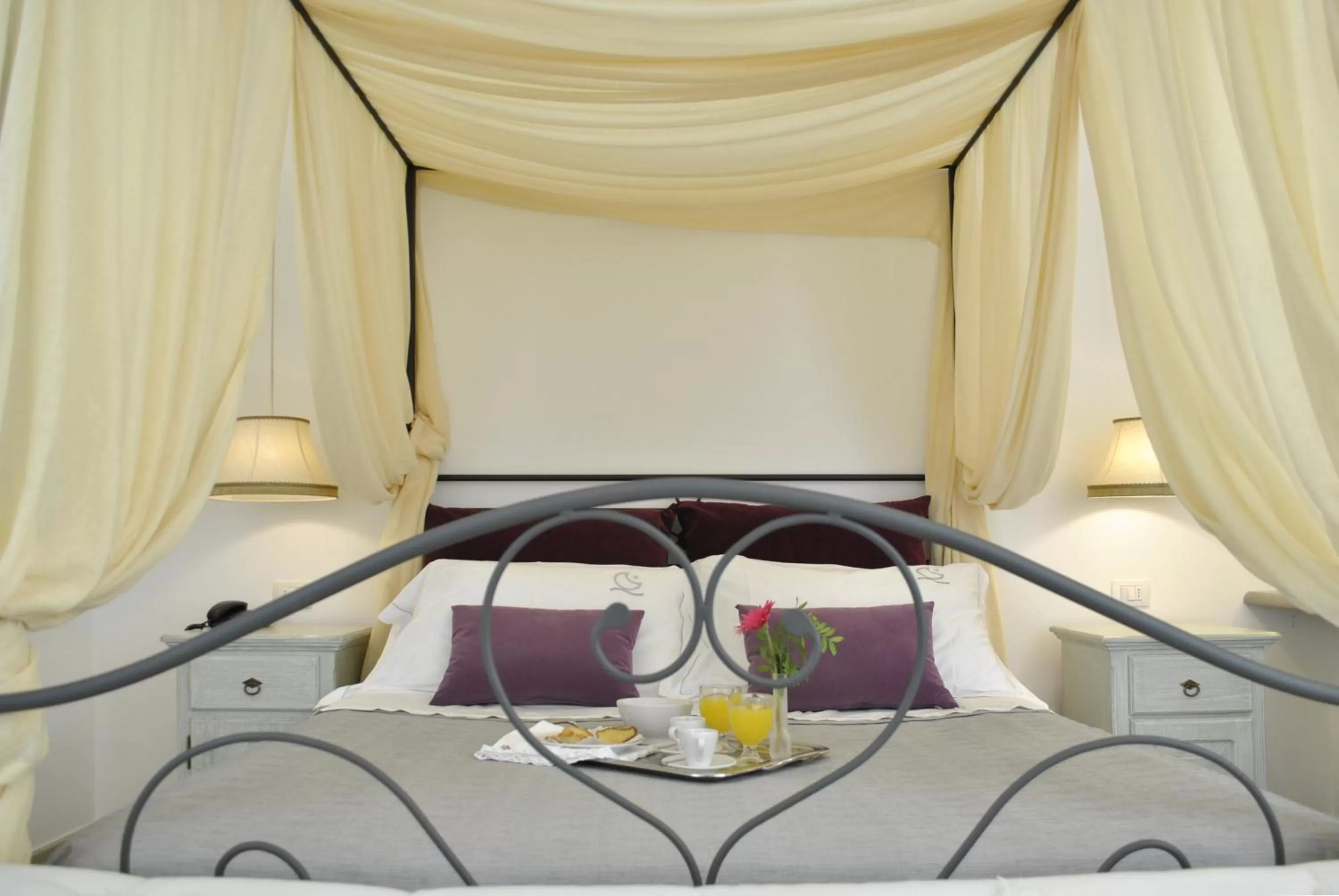 Decorative detail, Bed in Masseria Panareo