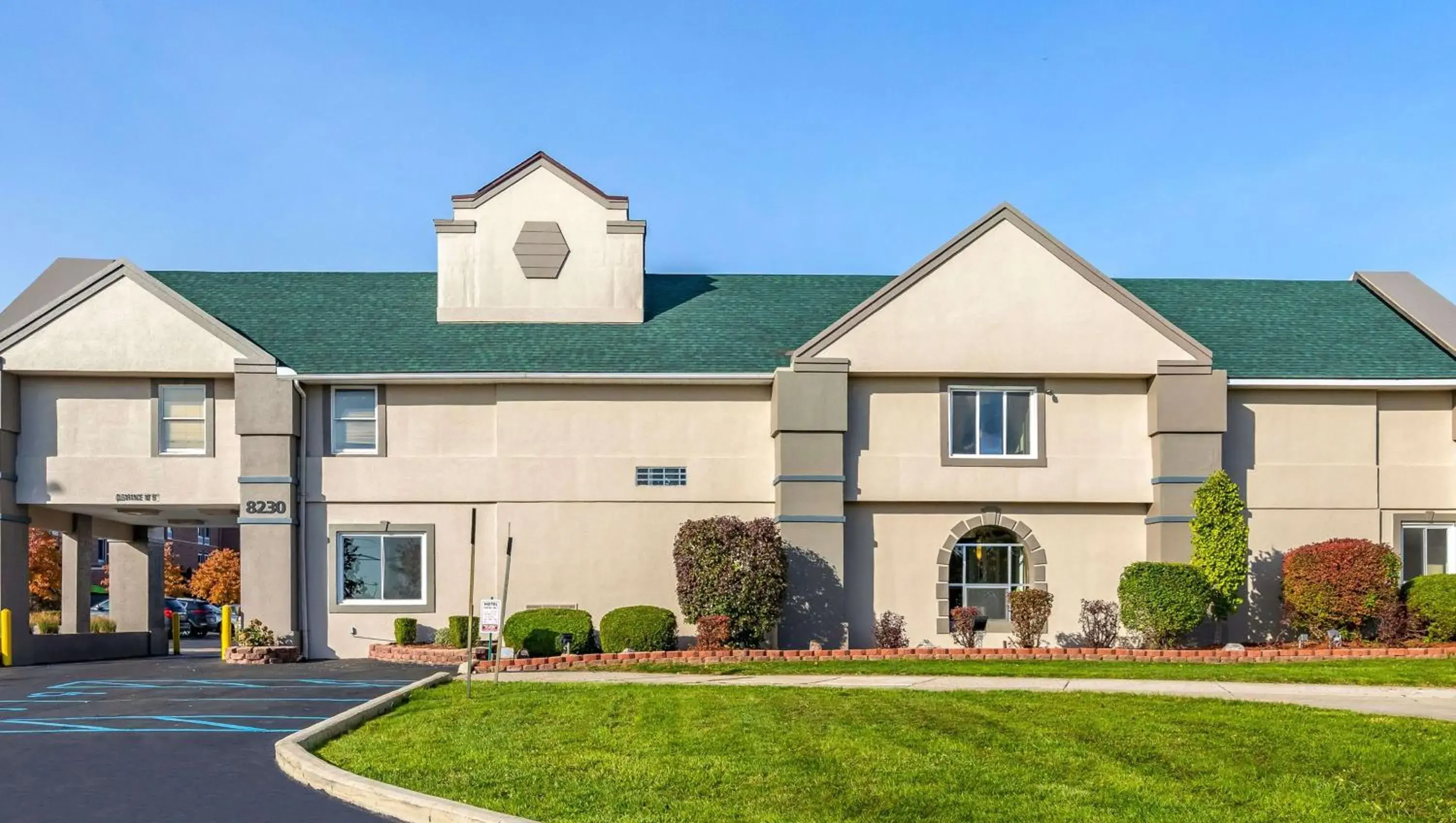 Property building in Magnuson Hotel Detroit Airport Property building in Magnuson Hotel Detroit Airport