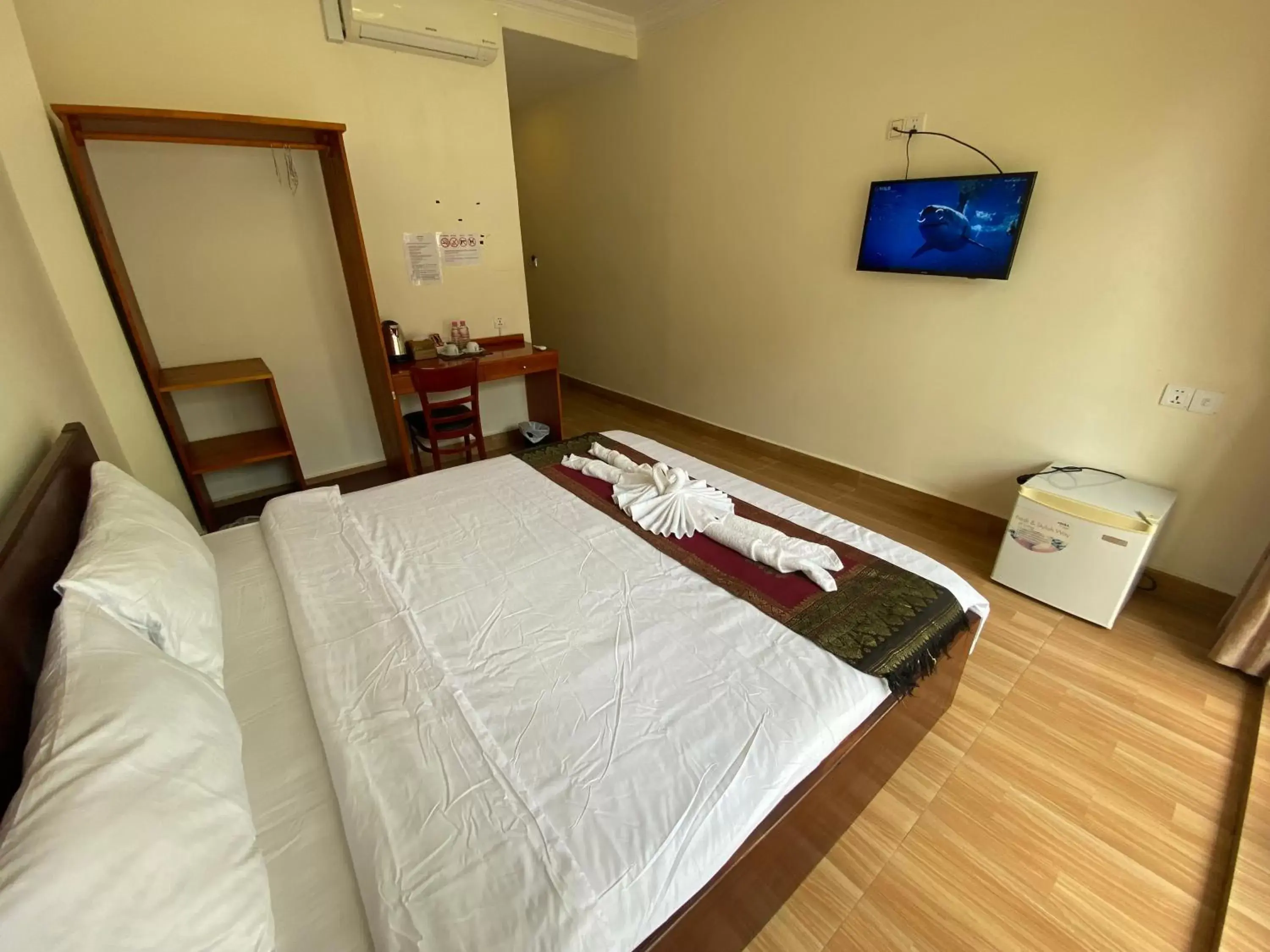 Photo of the whole room, Bed in Phnom Penh Le Vincent Hotel