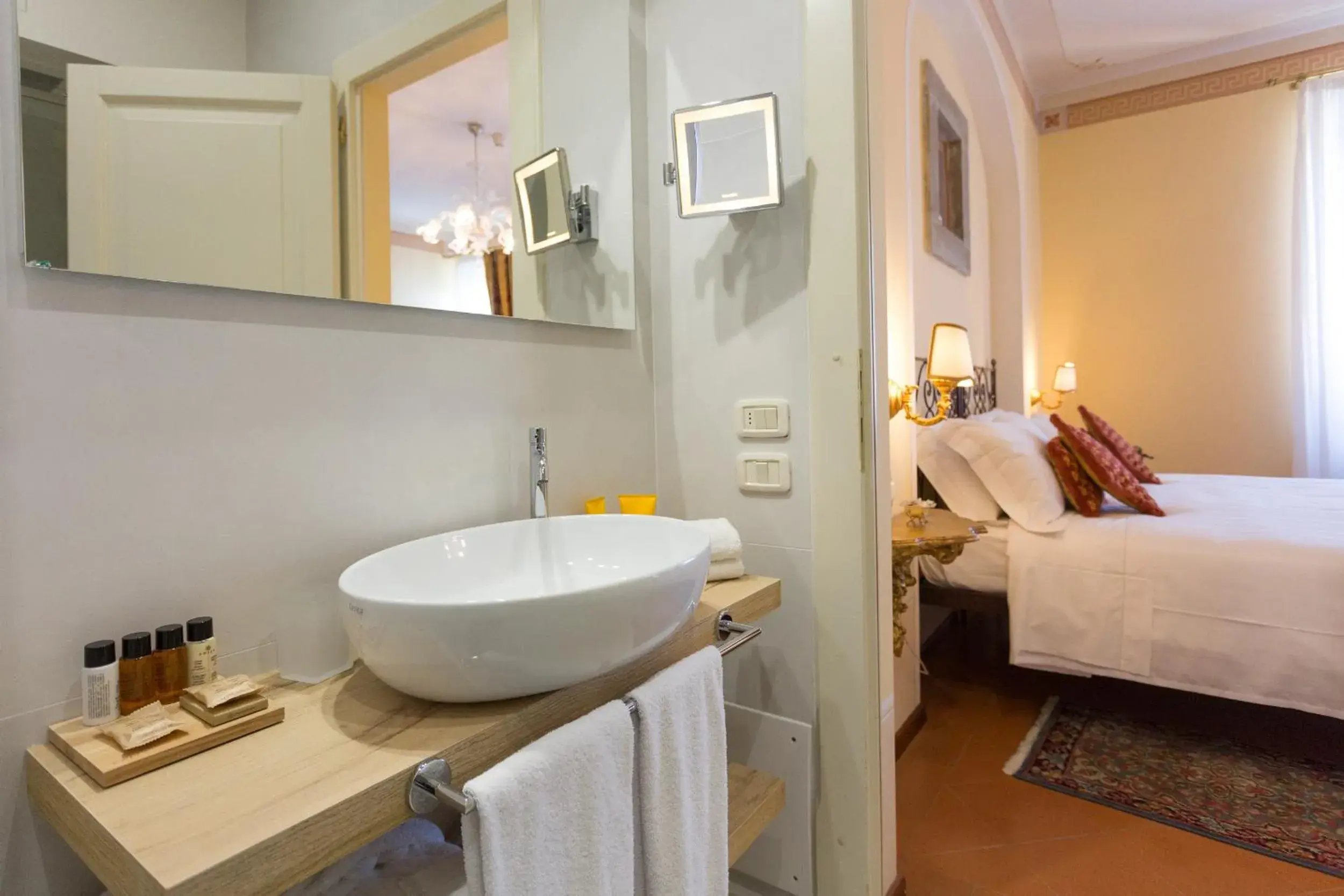 Bathroom, Bed in Hotel Villa Marsili
