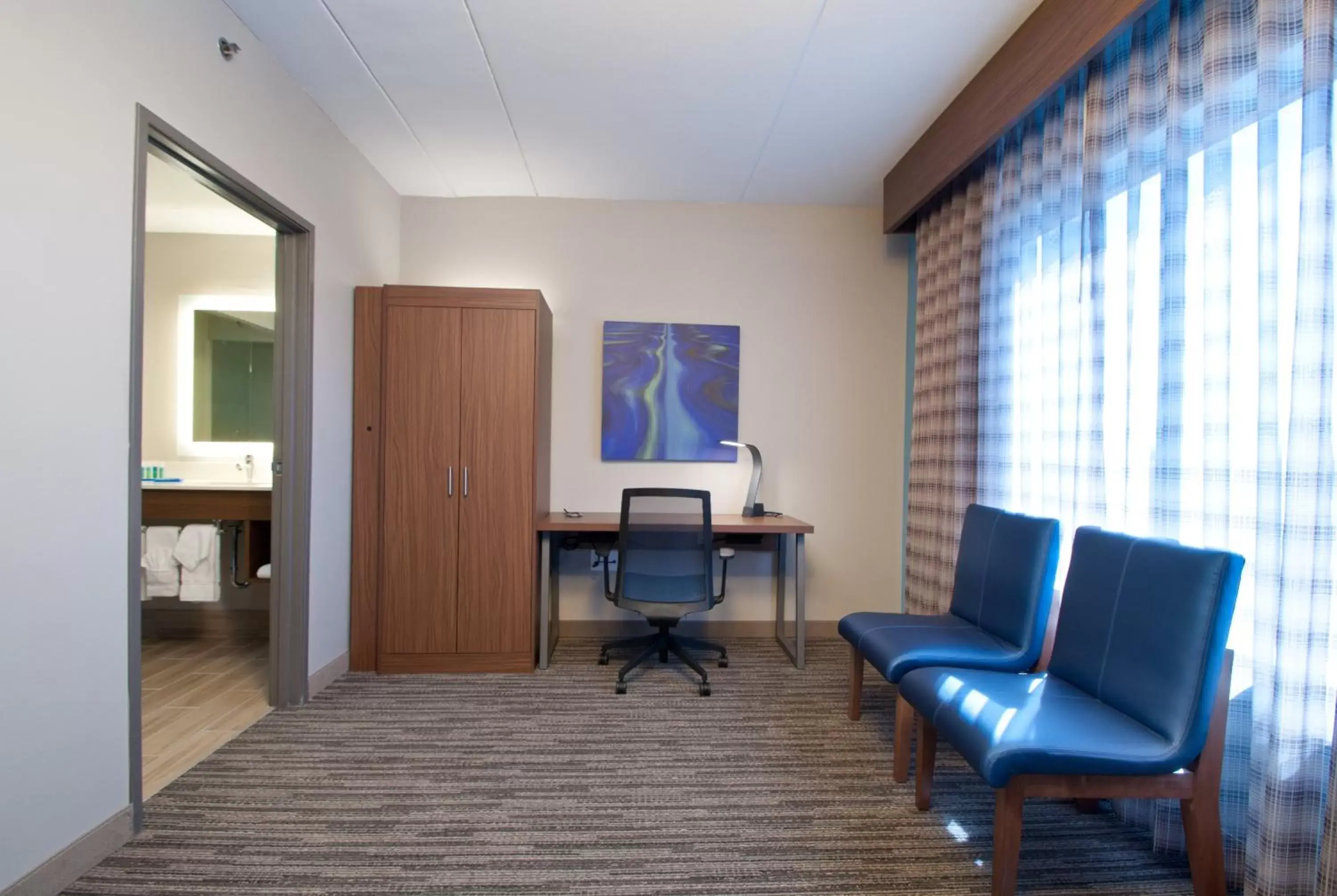 Photo of the whole room, Seating Area in Holiday Inn Express Quantico - Stafford, an IHG Hotel