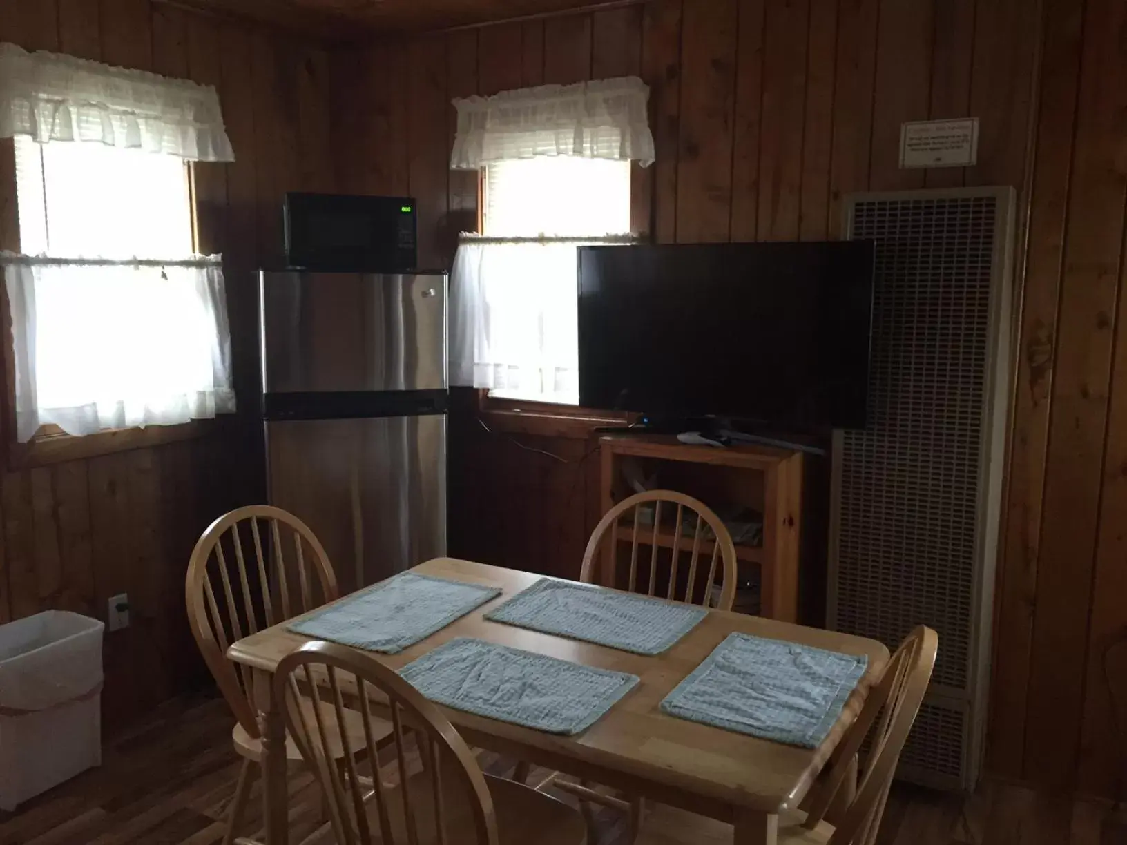 Kitchen or kitchenette, Dining Area in adoba® hotel Naubinway