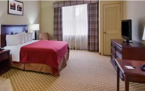 Day, Bed in Country Inn & Suites by Radisson, Crestview, FL