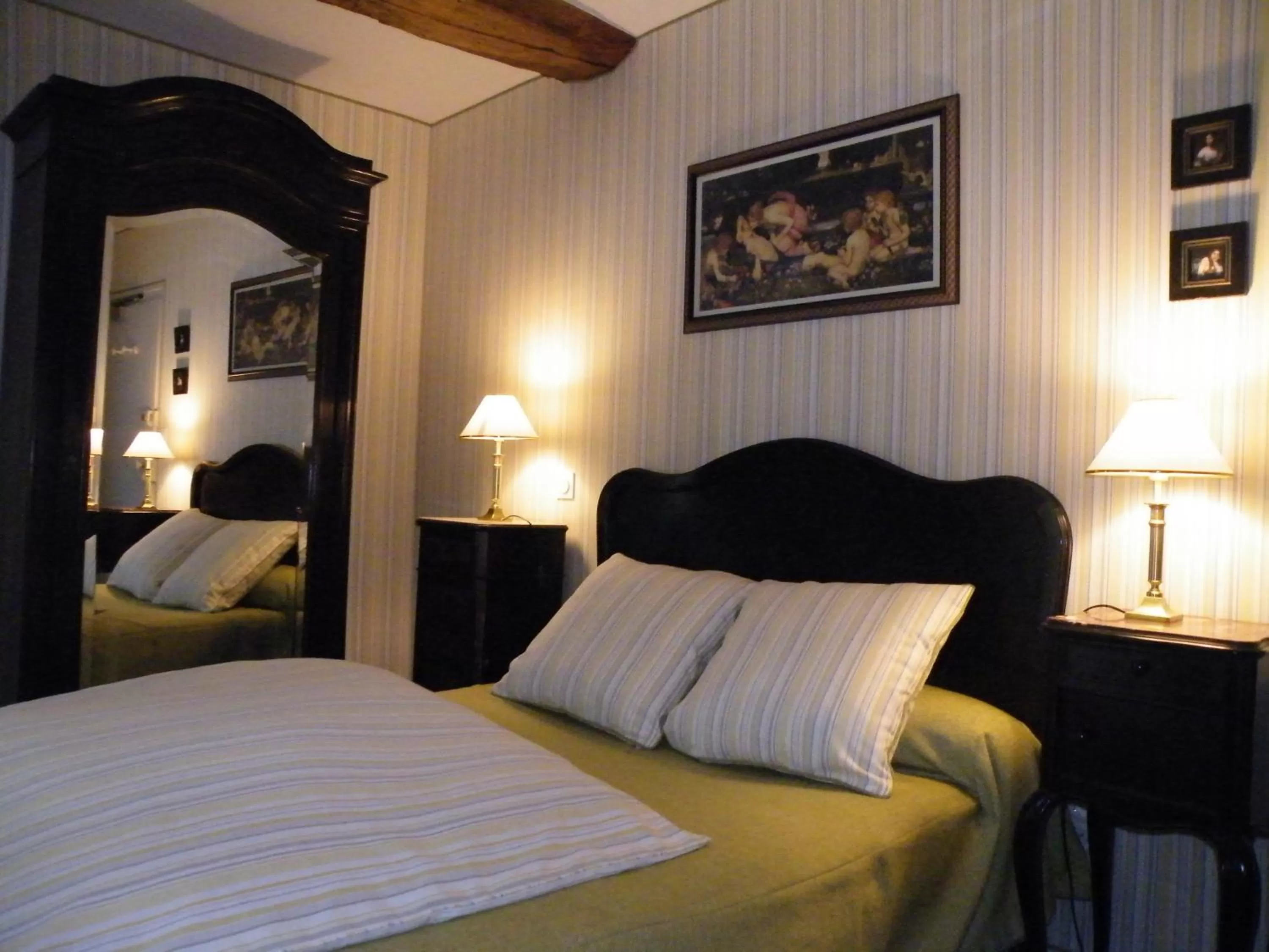 Photo of the whole room, Bed in Hôtel Diderot
