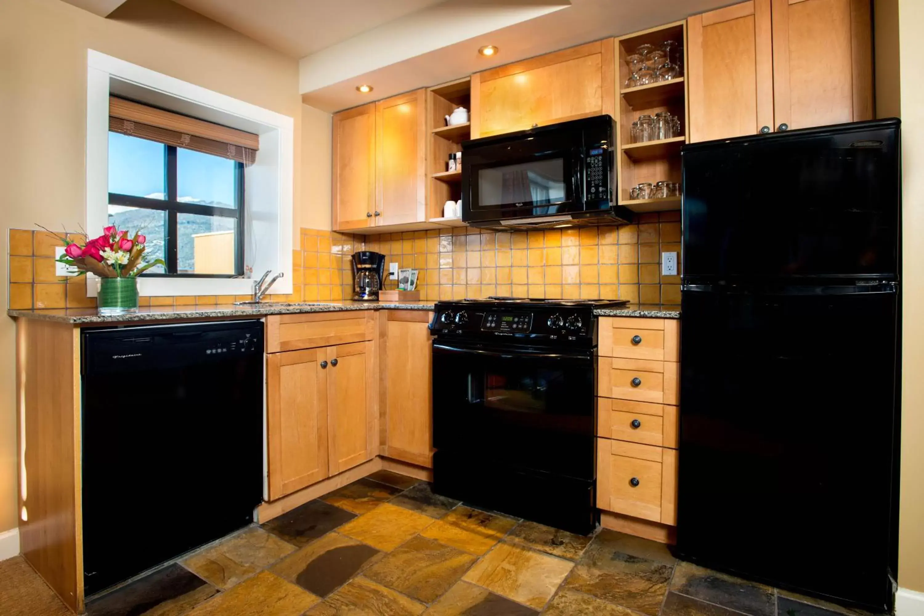 Kitchen or kitchenette, Kitchen/Kitchenette in Sundial Hotel