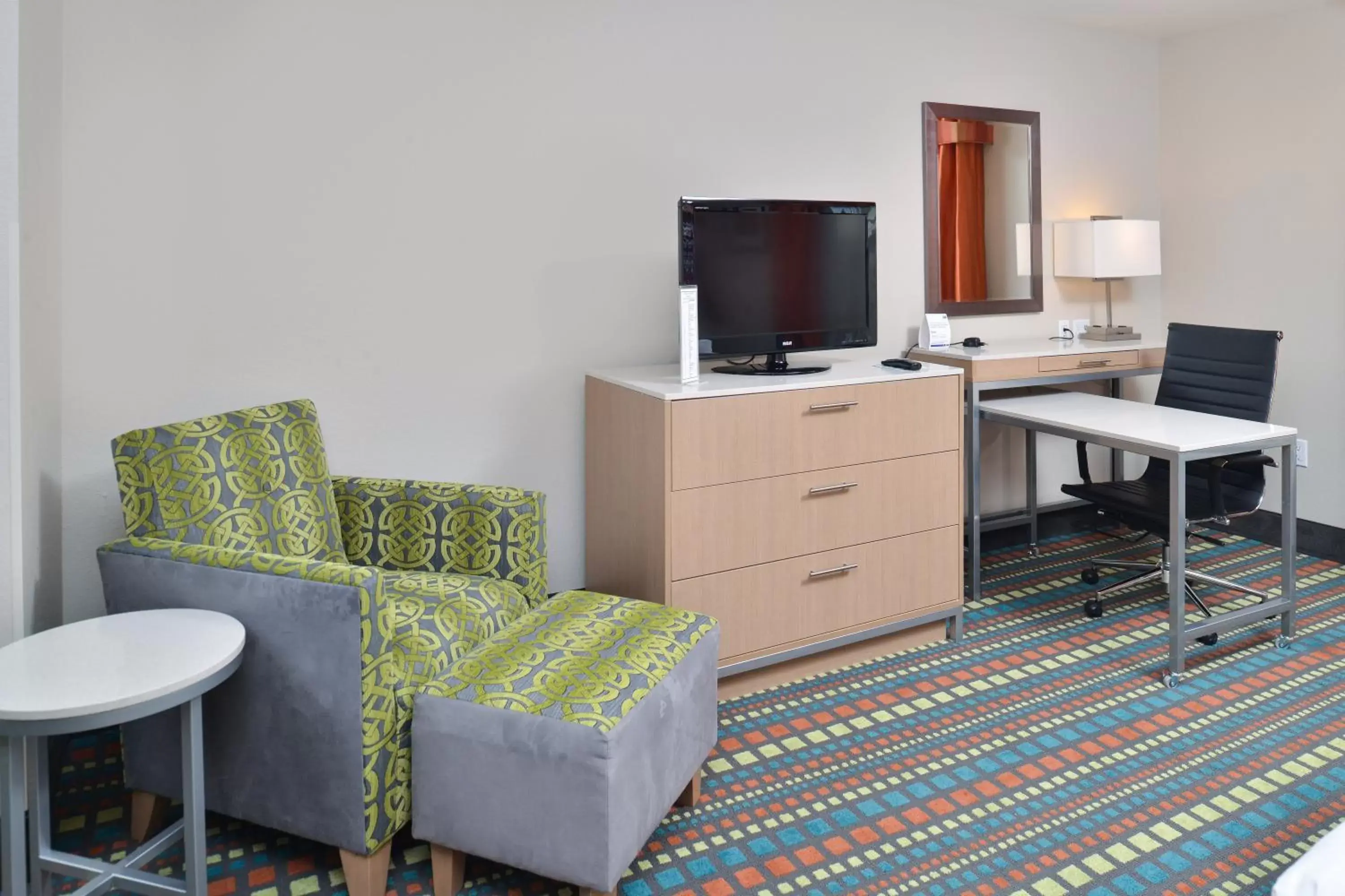 Photo of the whole room, TV/Entertainment Center in Holiday Inn Express Albuquerque N - Bernalillo, an IHG Hotel