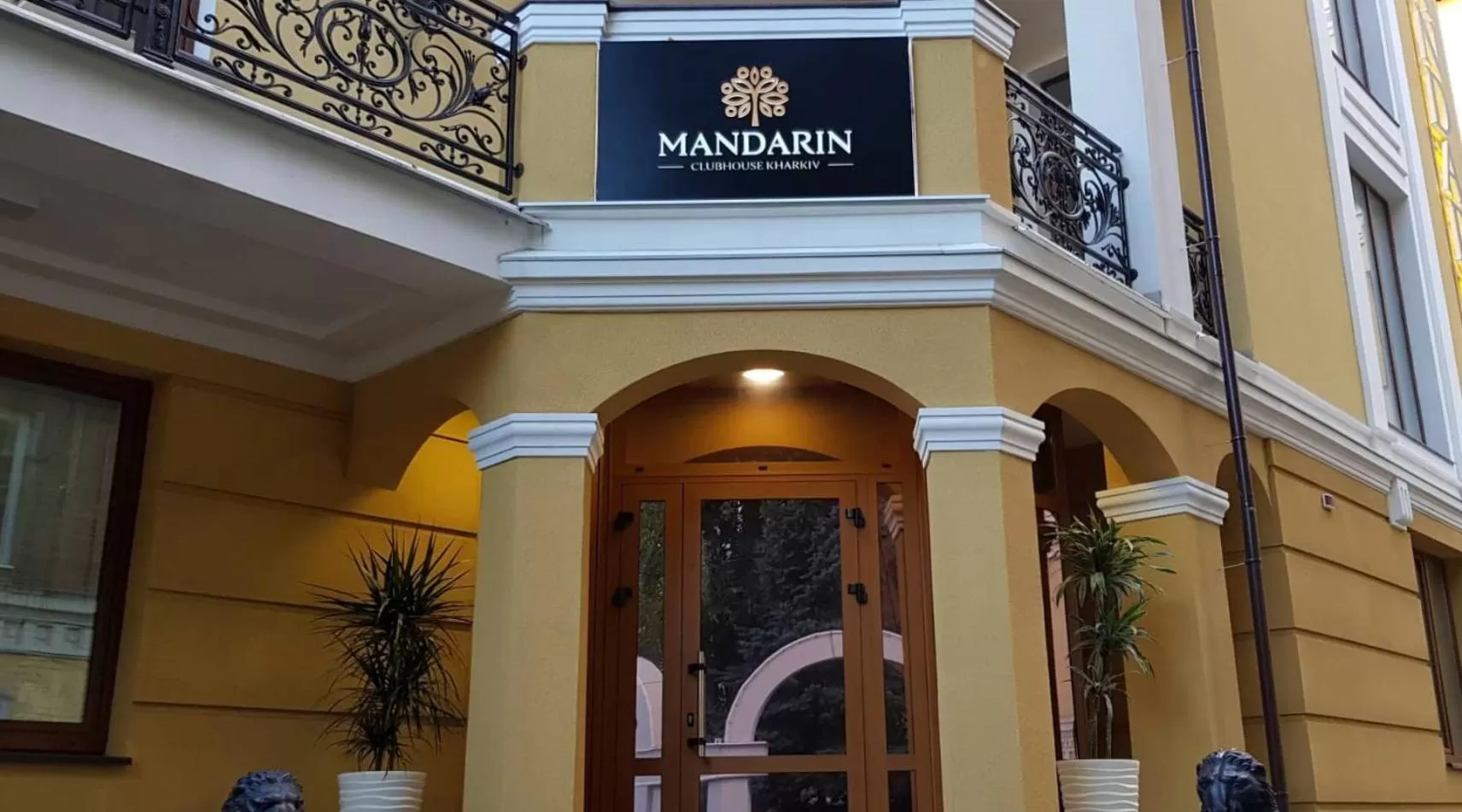 Facade/entrance in Hotel "Mandarin Clubhouse"