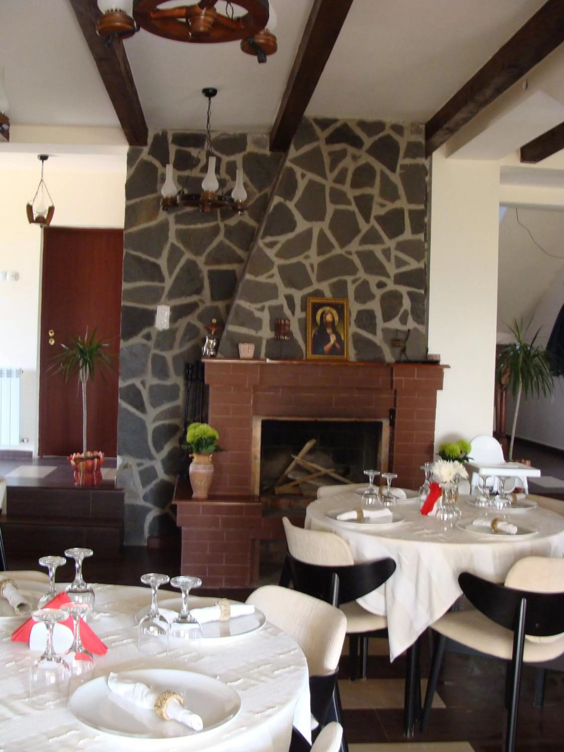 Restaurant/places to eat in Pensiunea Taverna Bucium