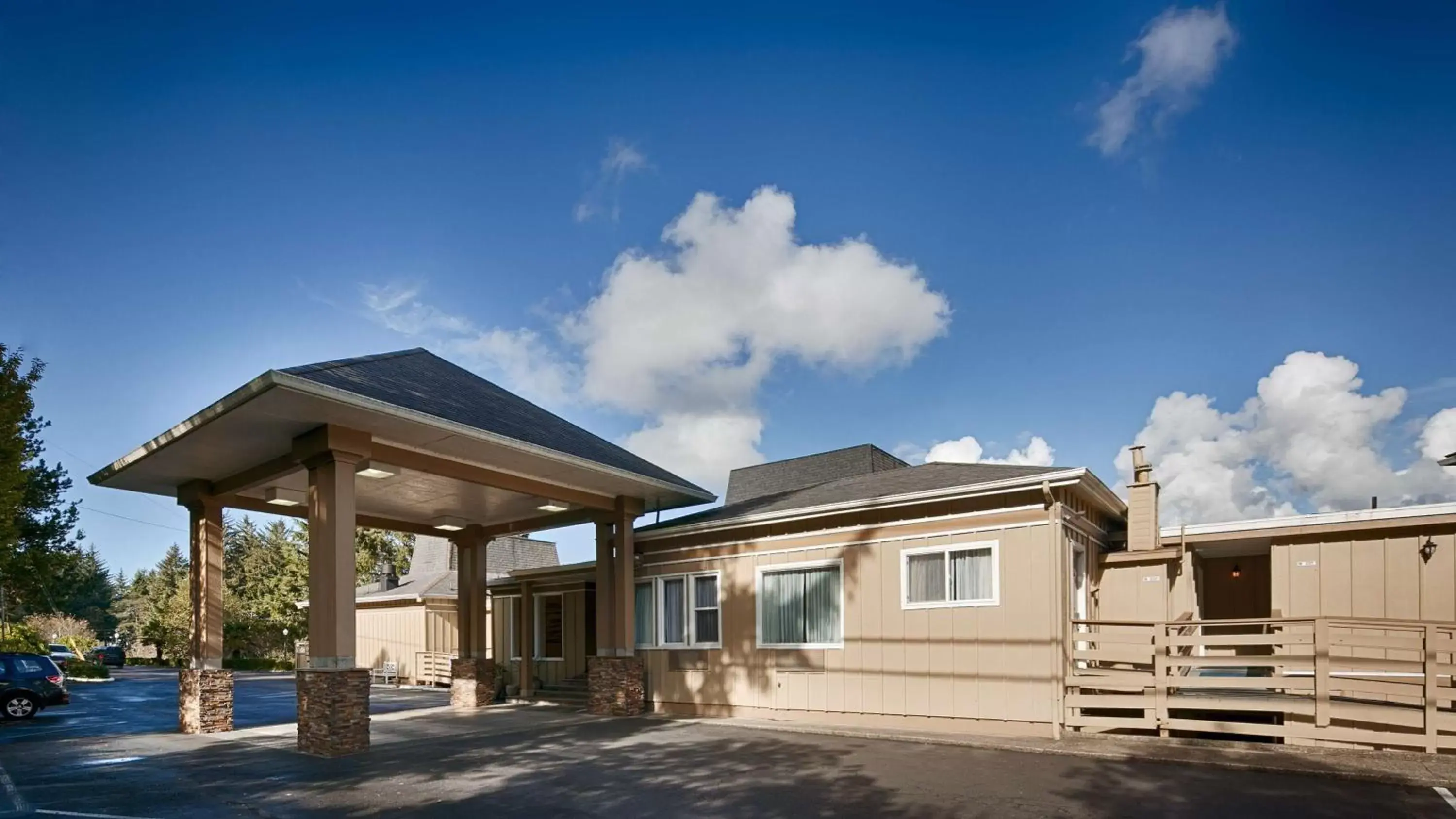 Property Building in Best Western Pier Point Inn