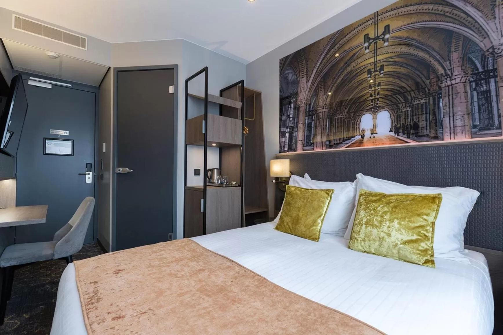 Photo of the whole room, Bed in Leonardo Boutique Museumhotel