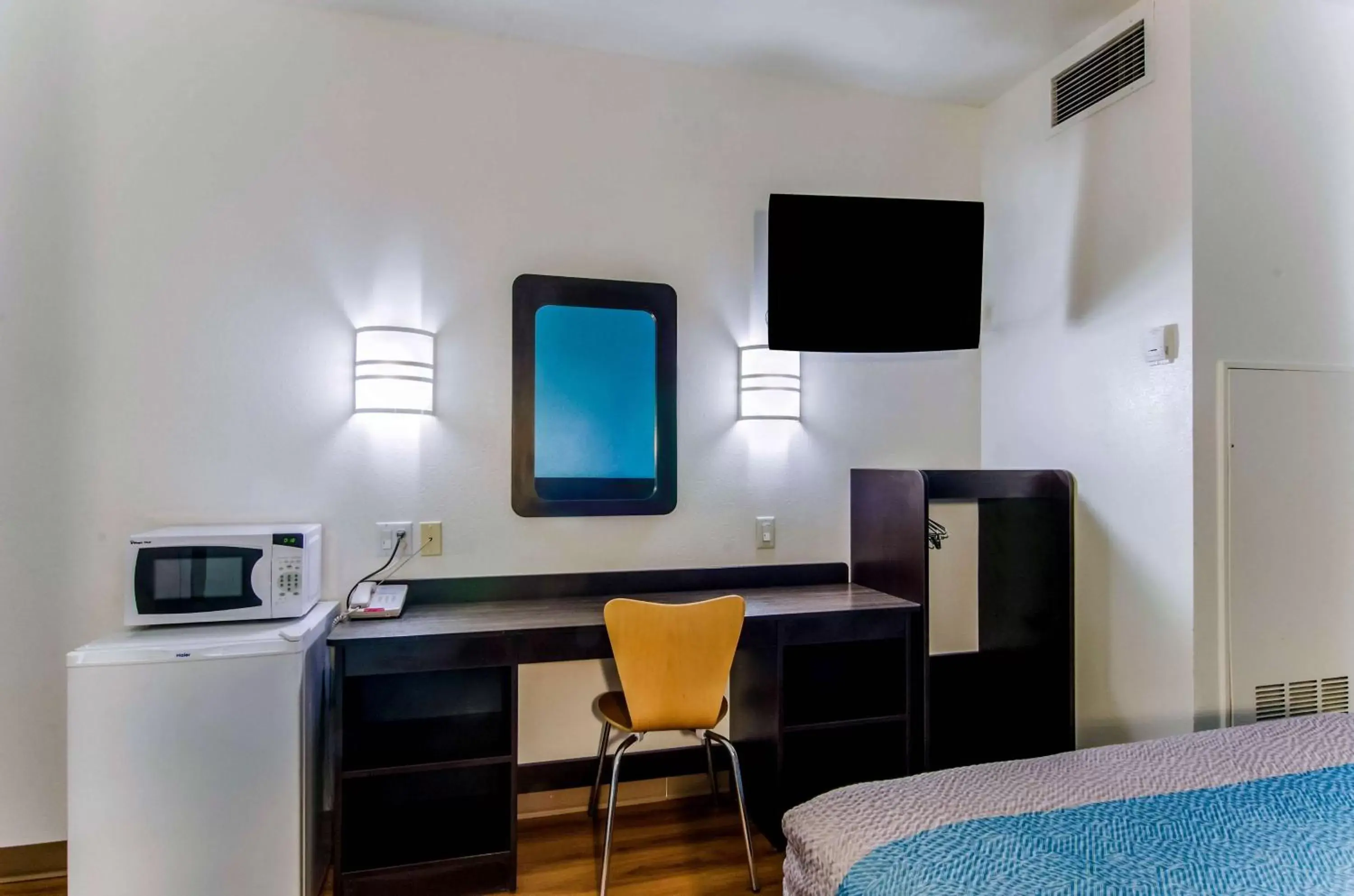 TV and multimedia, TV/Entertainment Center in Motel 6-Wheatland, WY