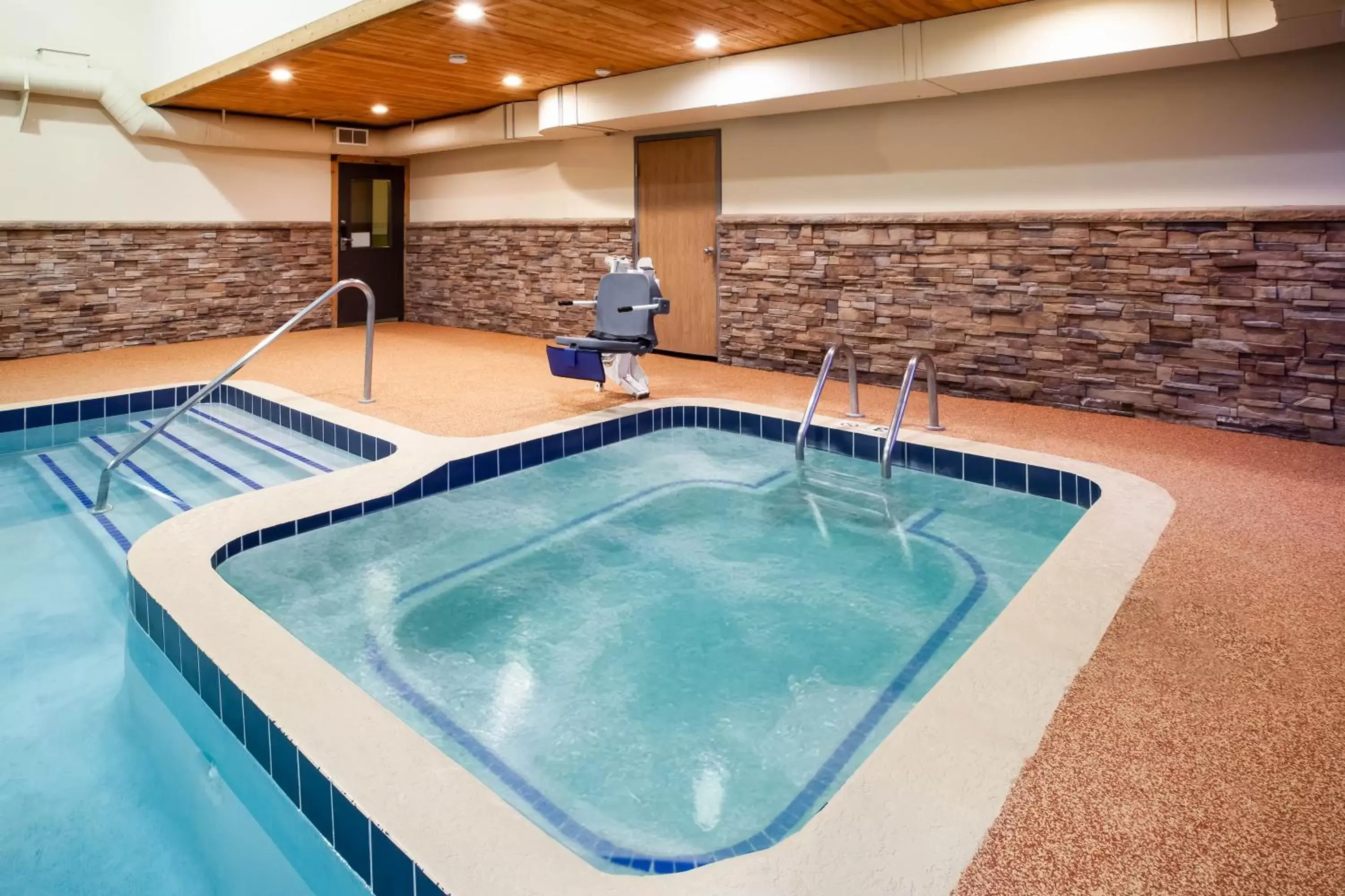 Spa and wellness centre/facilities, Swimming Pool in Days Inn by Wyndham Cadillac