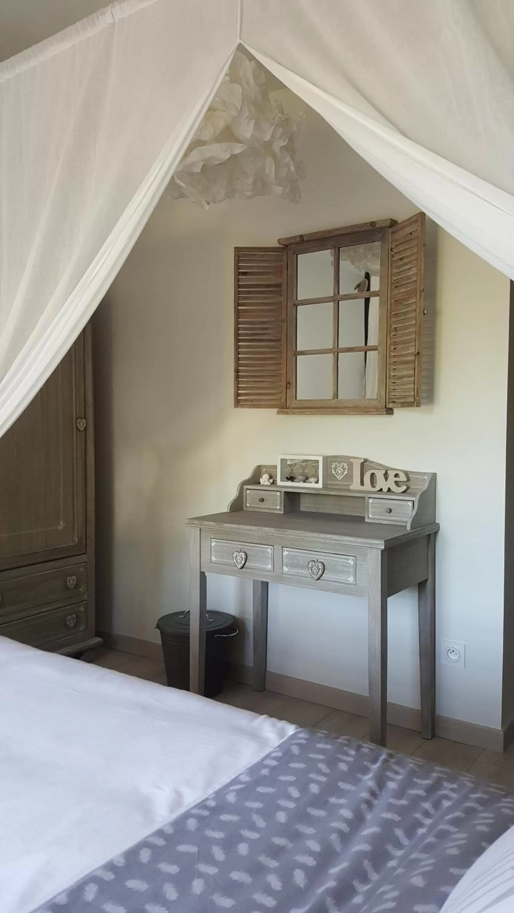 Photo of the whole room in B&B Des Histoires d'Anges - Côté Jardin - Accueil Vélo