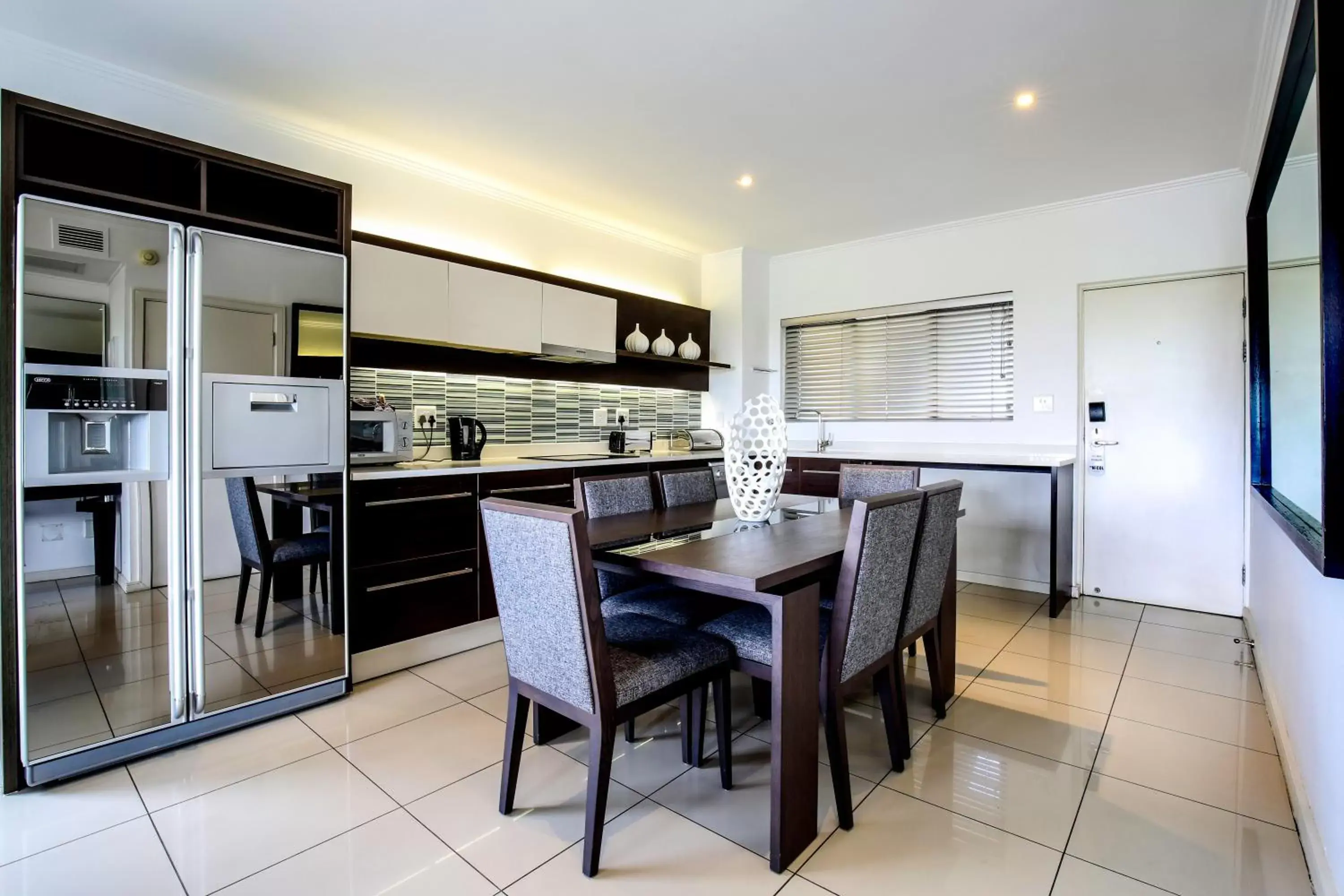 Kitchen or kitchenette, Dining Area in The Nicol Hotel and Apartments