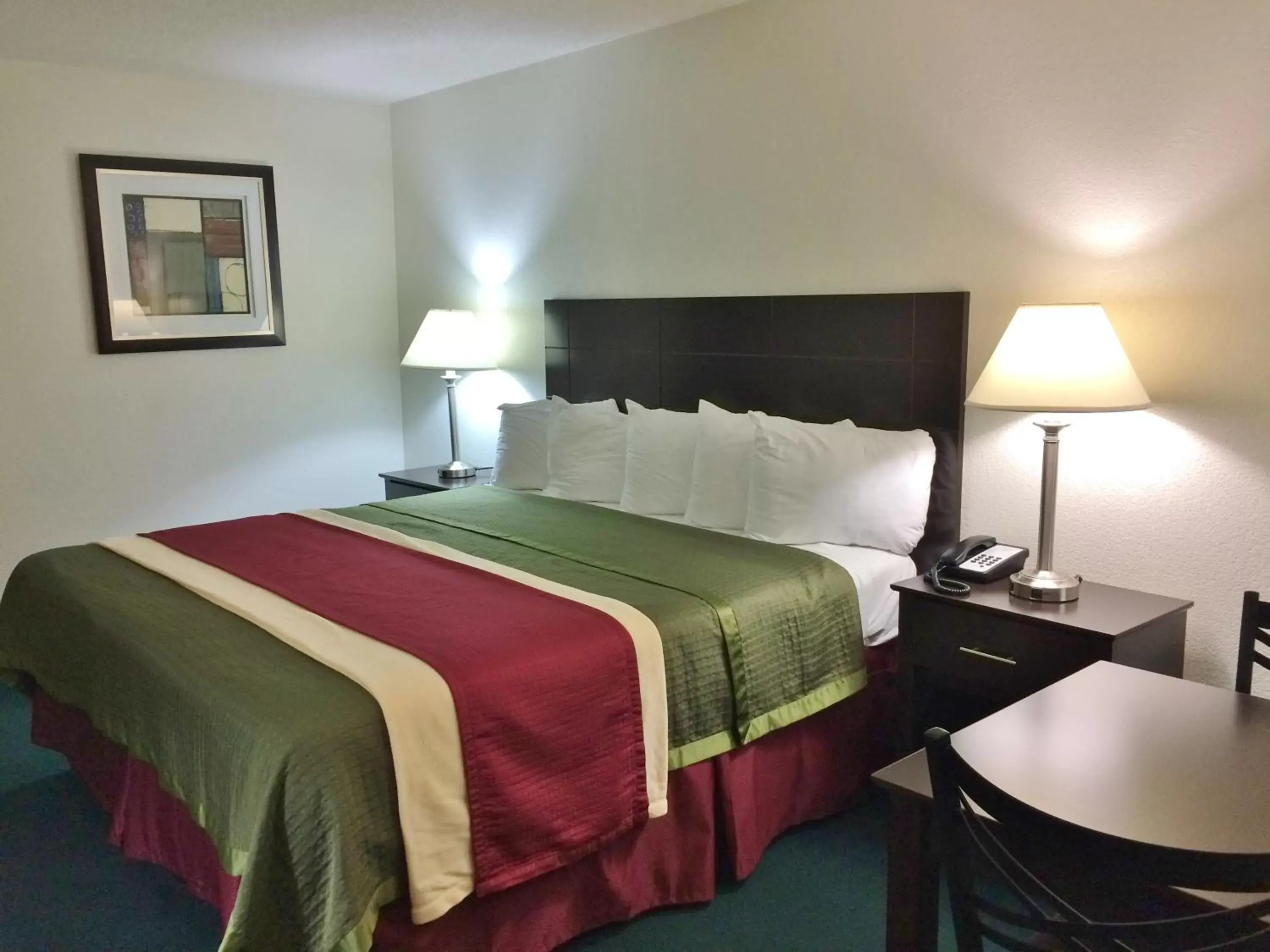 Bed in Travel Inn & Suites Atlanta Texas