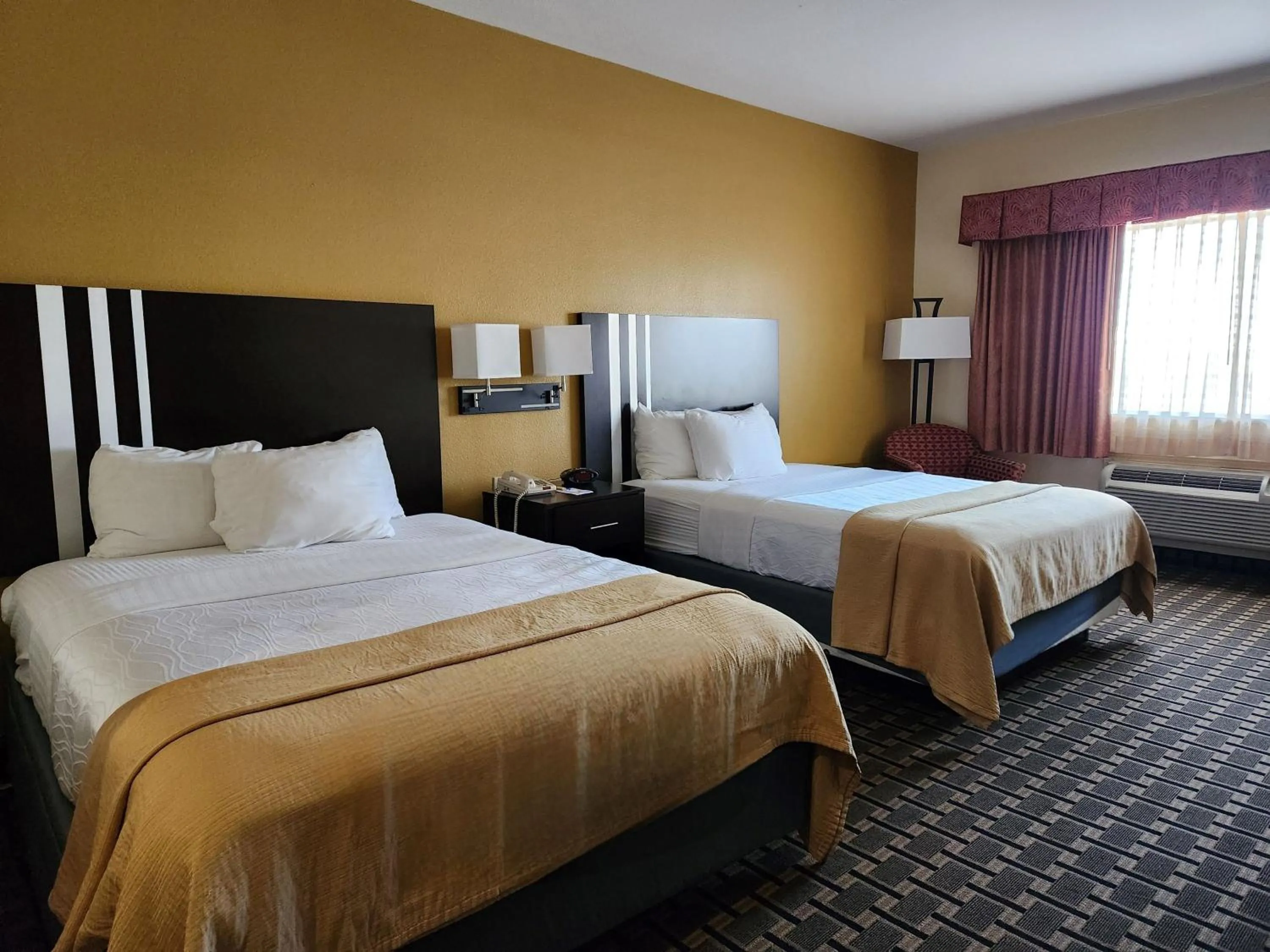 Bedroom, Bed in Days Inn & Suites by Wyndham Sam Houston Tollway