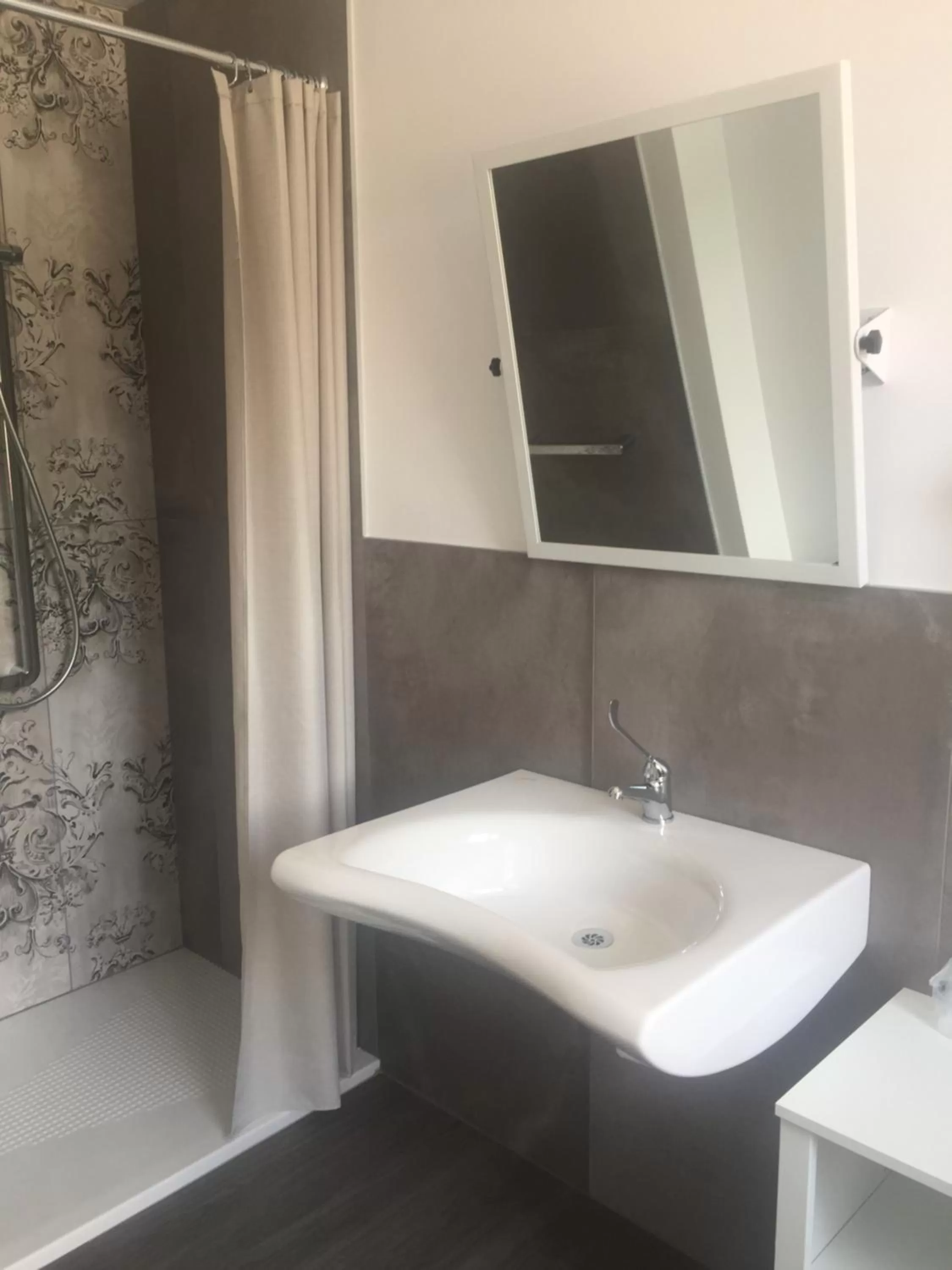 Shower in Pove 2.4 Hotel