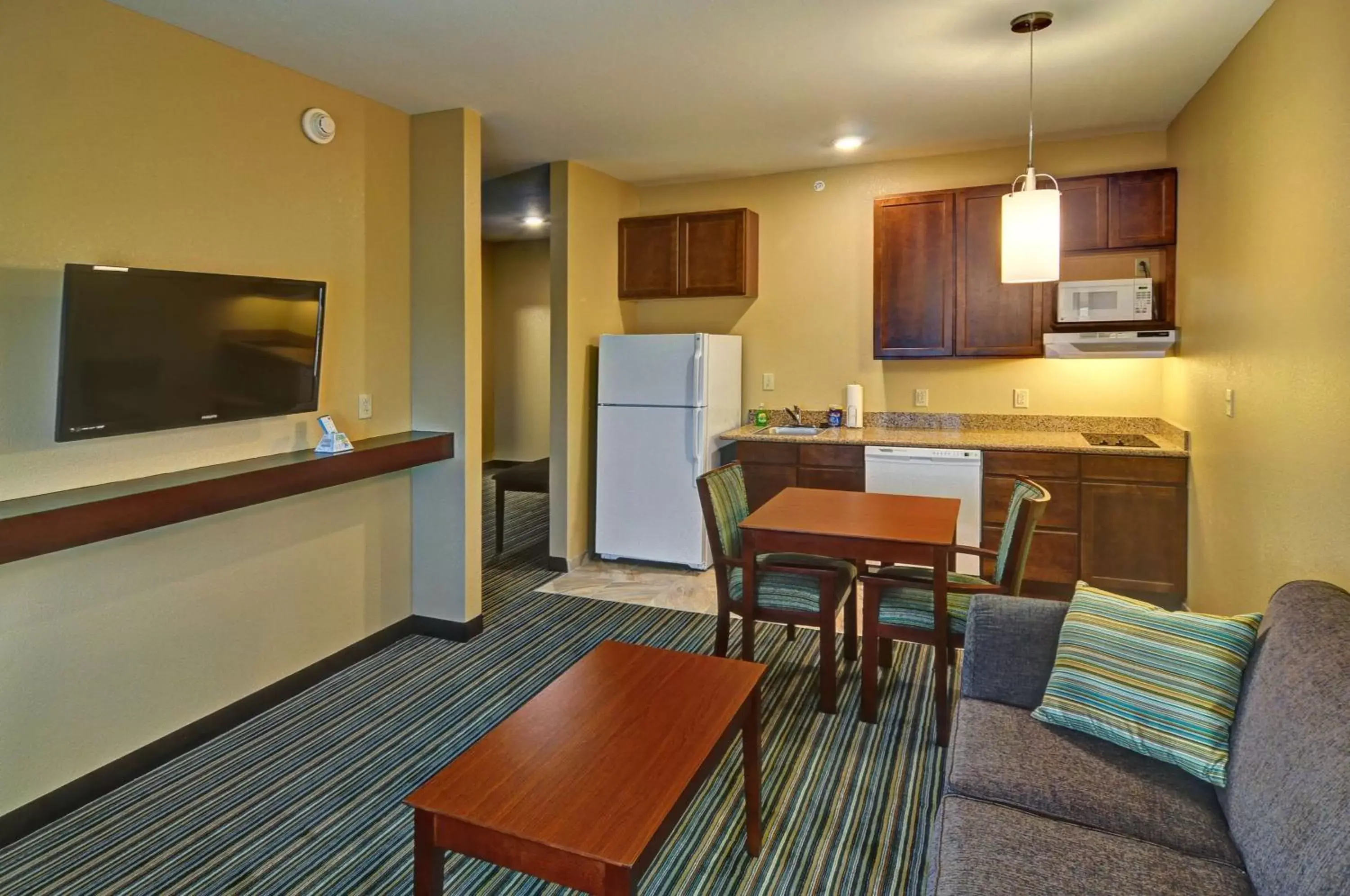 Photo of the whole room, Kitchen/Kitchenette in Best Western Plus Patterson Park Inn