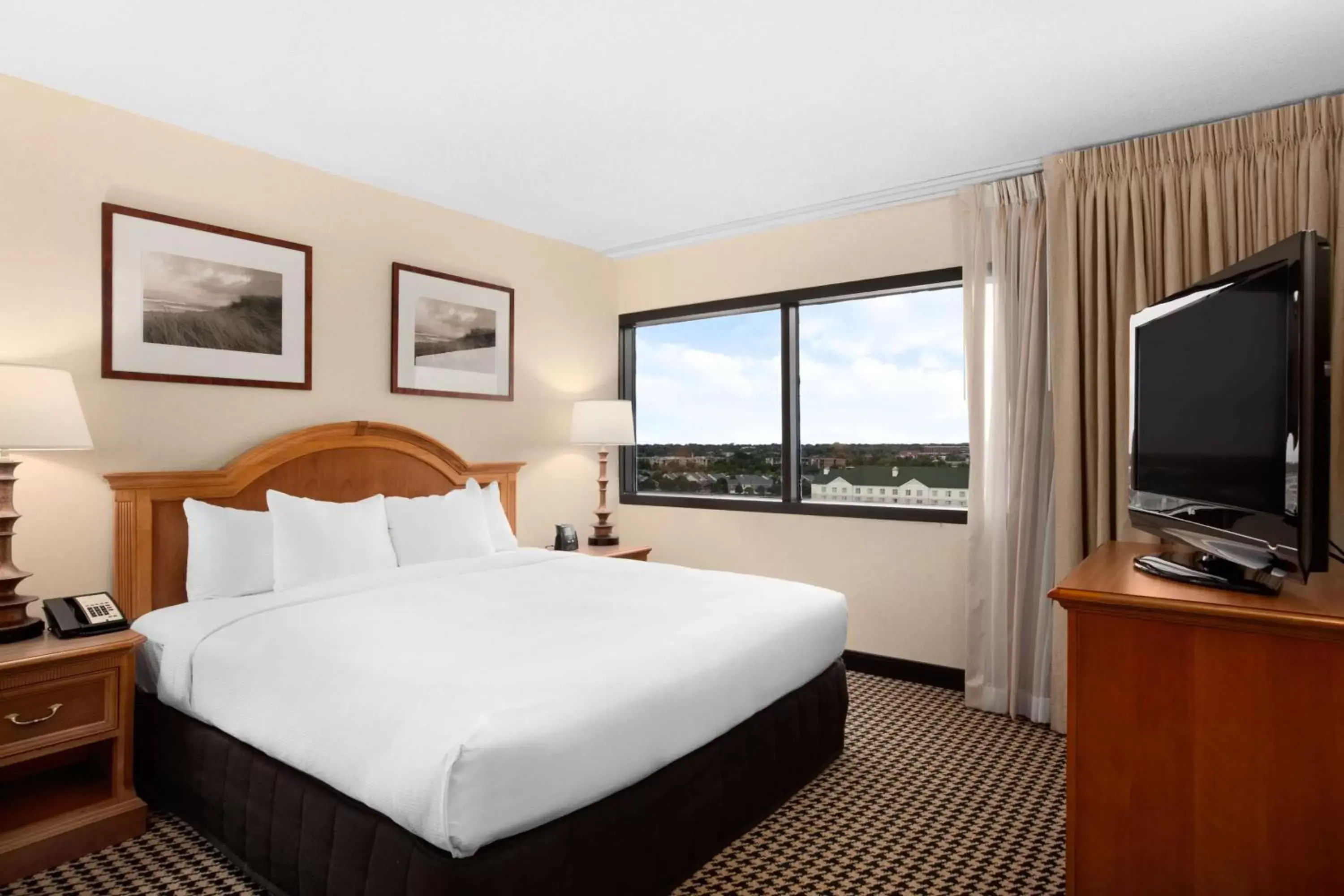 Bed in Hilton Suites Chicago/Oakbrook Terrace