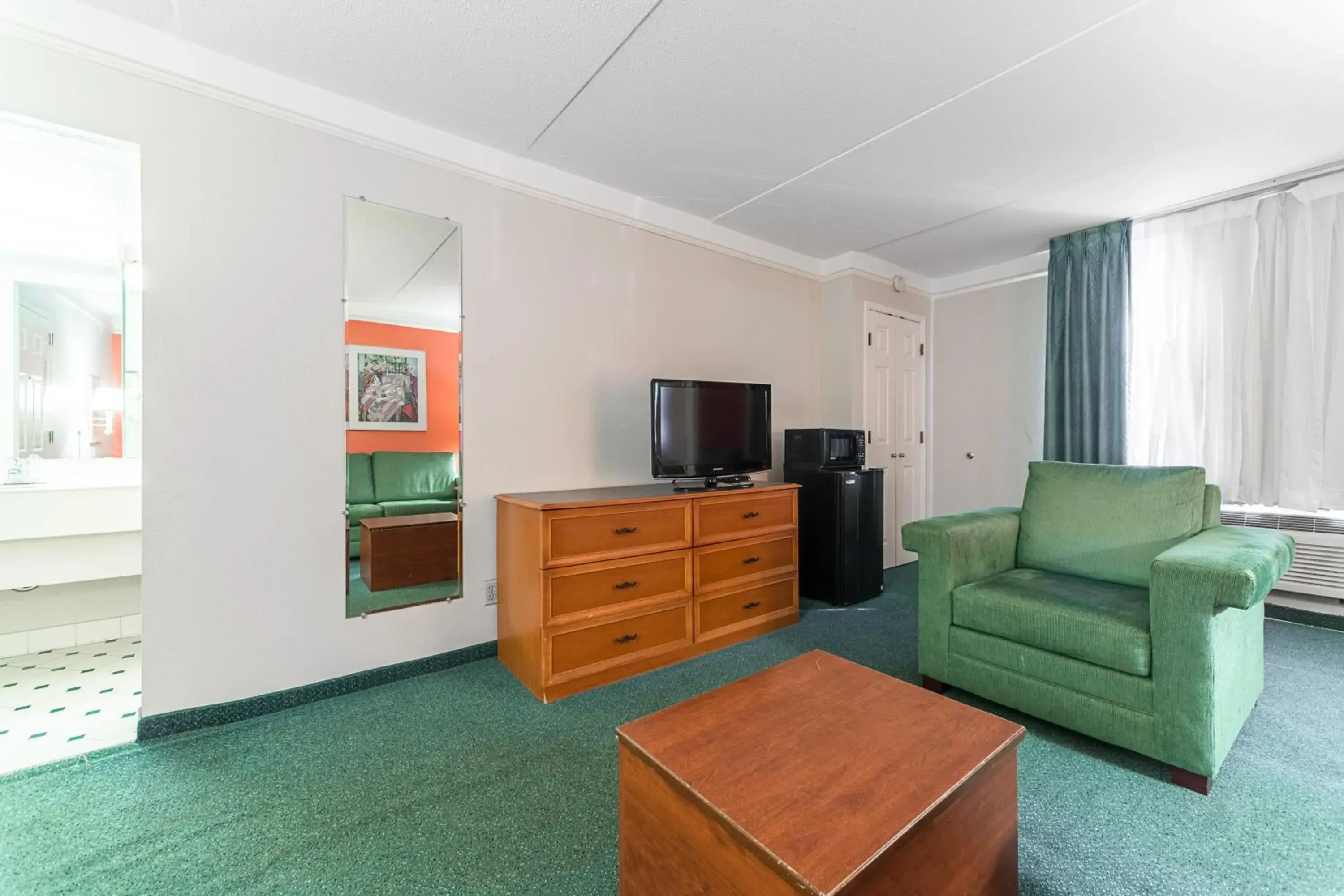 Seating area, TV/Entertainment Center in Motel 6-Hazelwood, MO