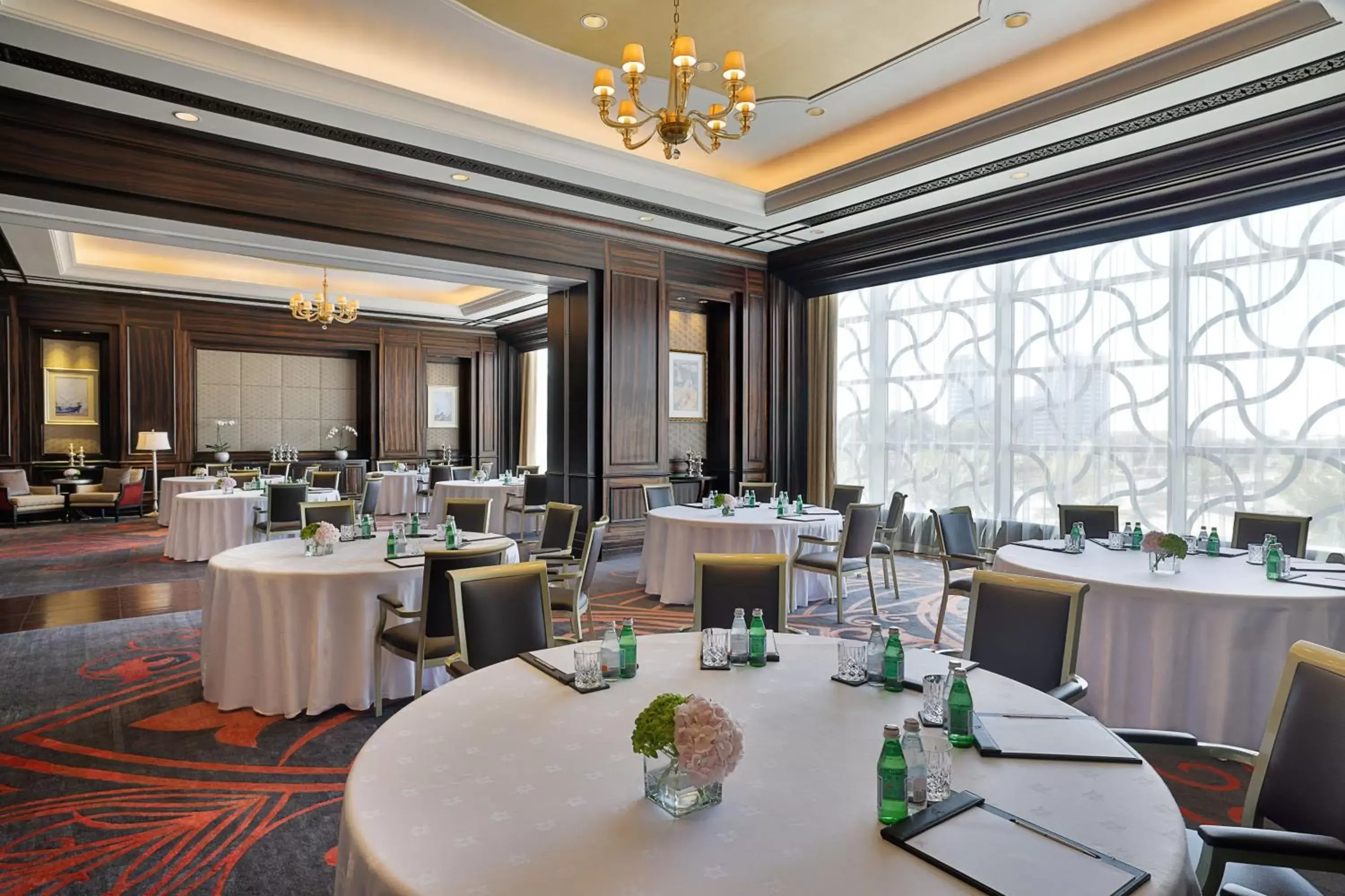 Meeting/conference room, Restaurant/Places to Eat in The St. Regis Abu Dhabi