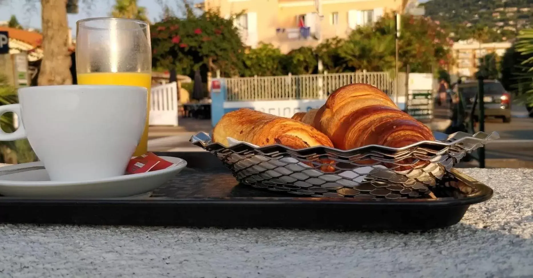 Buffet breakfast in Hotel et Appartements Reine D'Azur