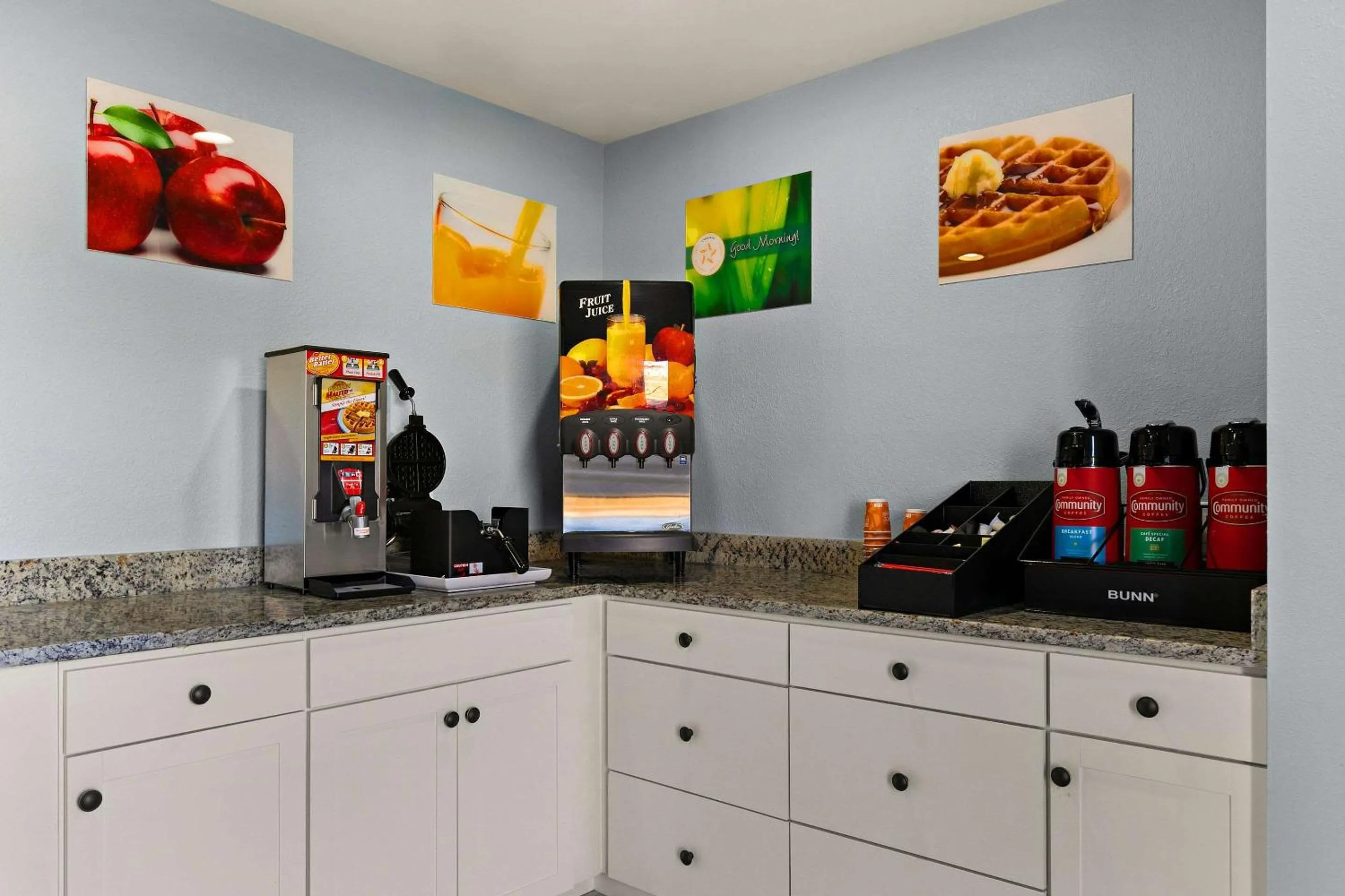 Breakfast, Kitchen/Kitchenette in Rodeway Inn