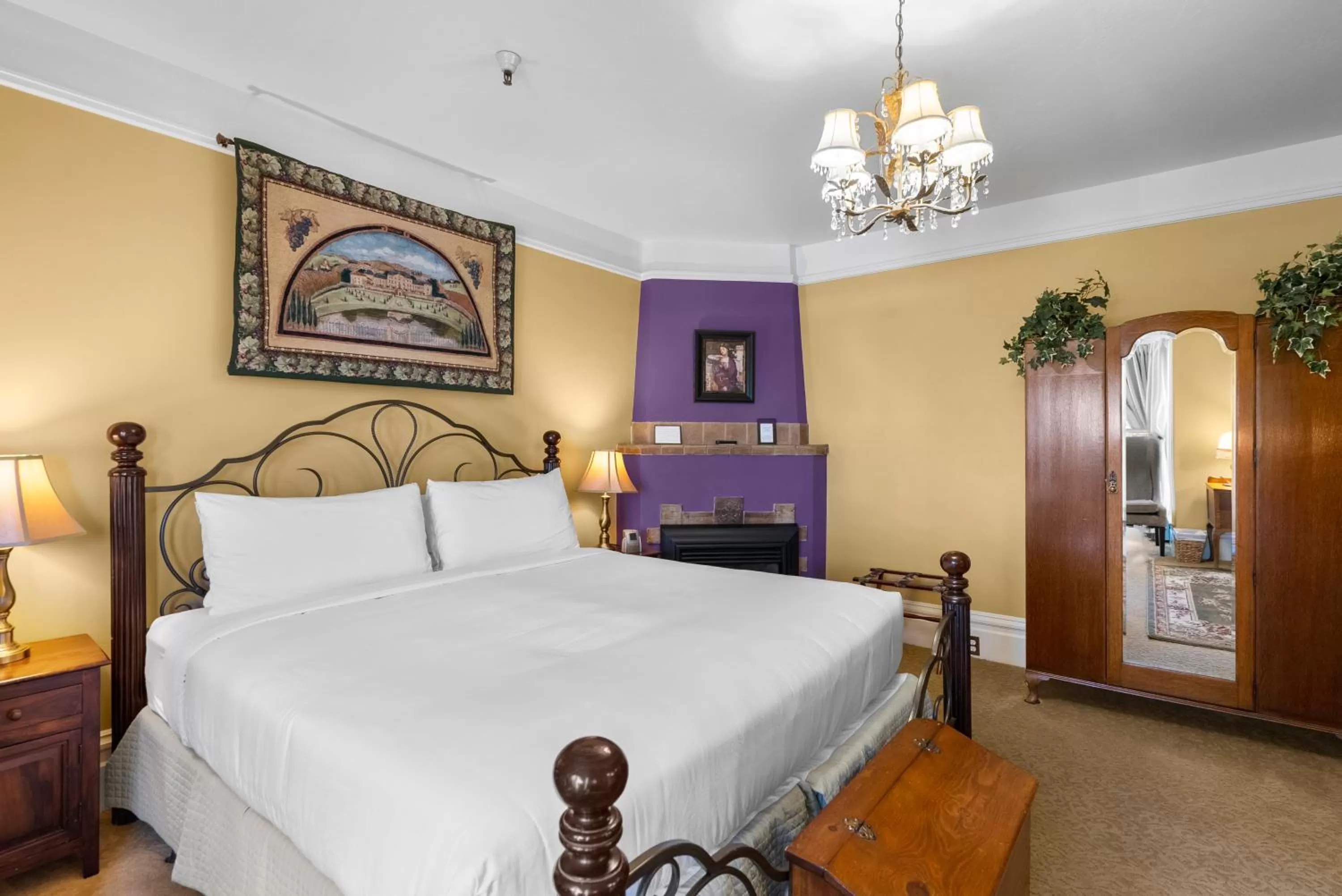 Bed in Hennessey House Bed and Breakfast