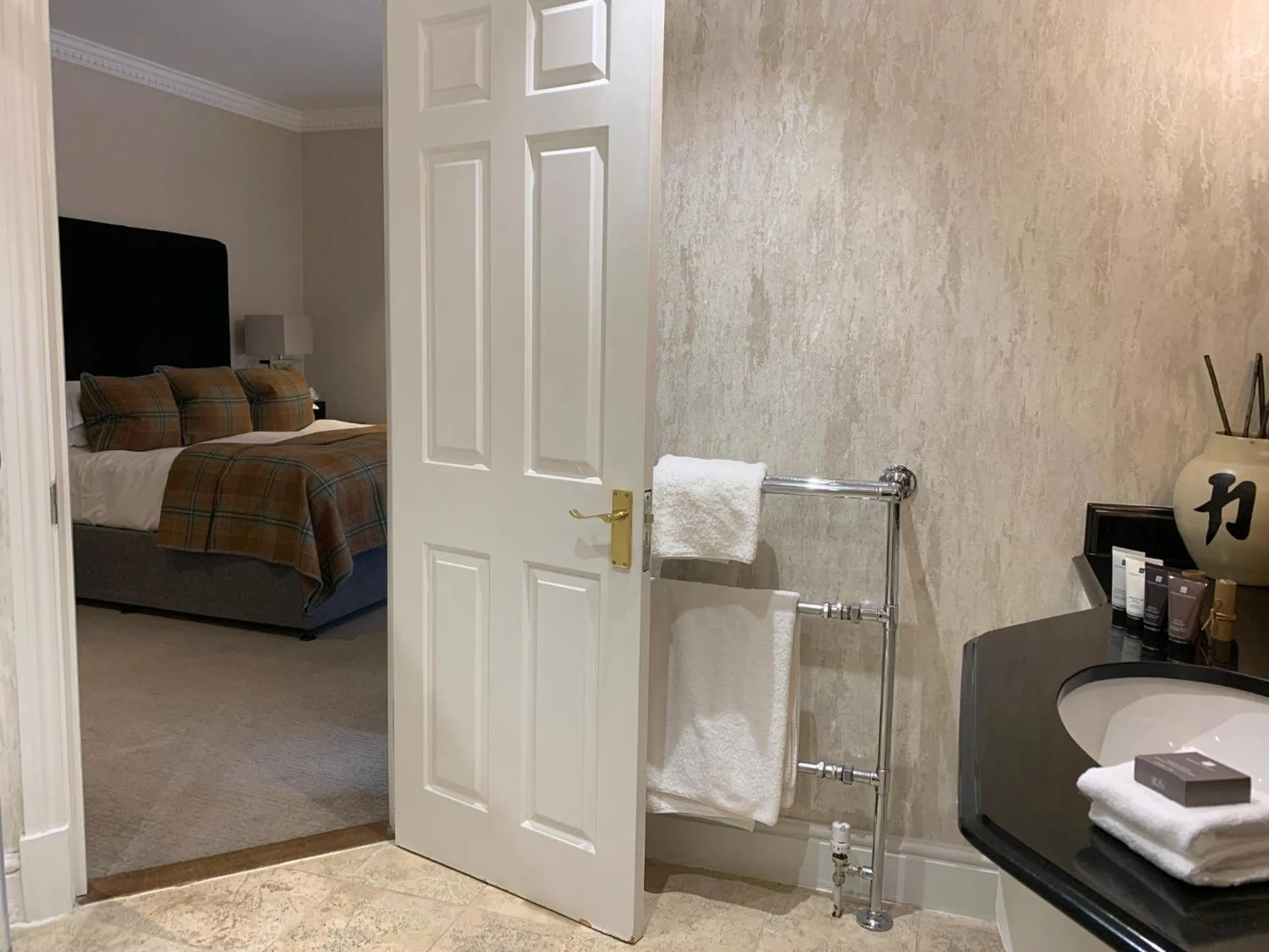 Bathroom, Bed in Rowhill Grange Hotel & Utopia Spa