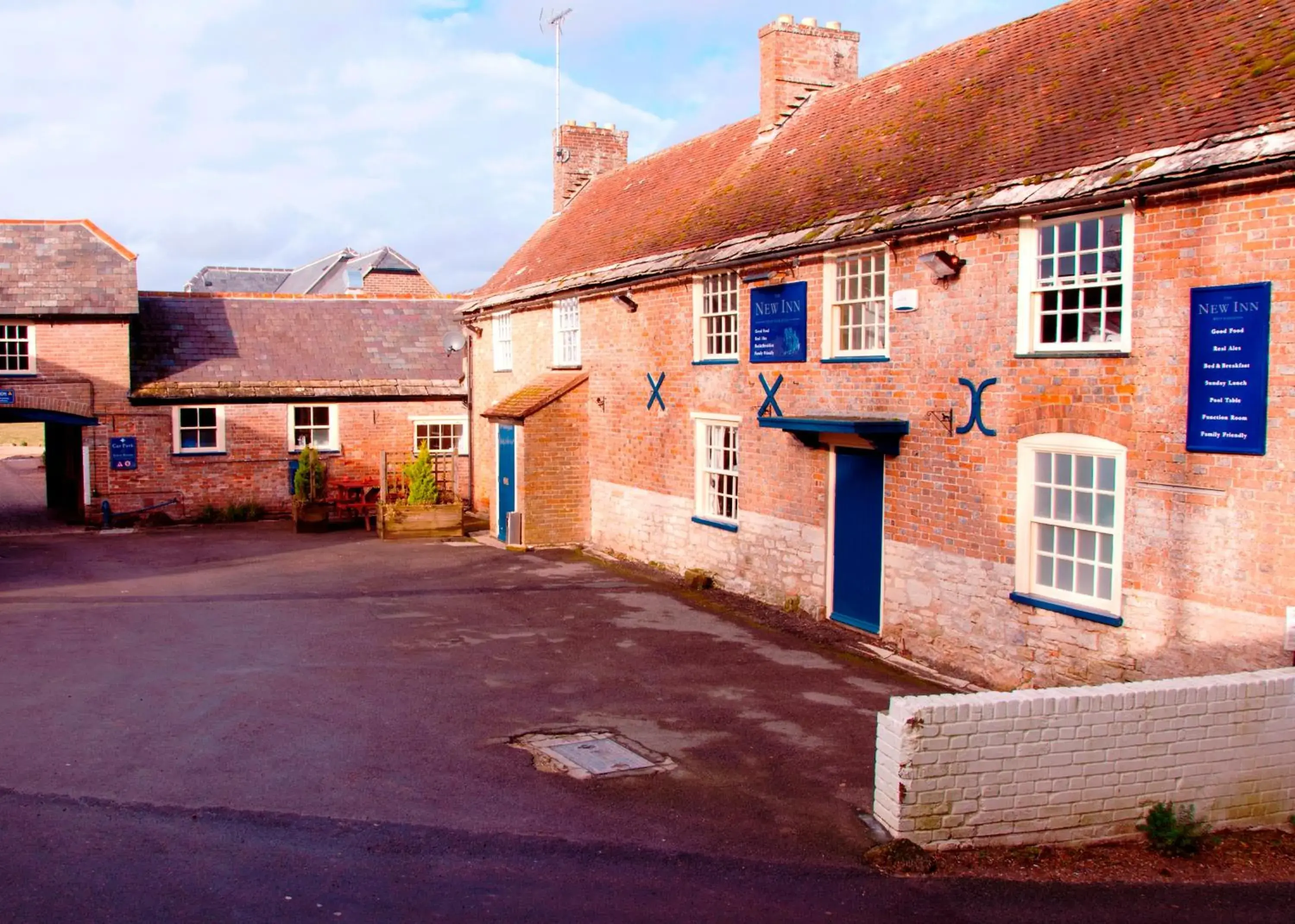 Facade/entrance, Property Building in New Inn - Dorchester