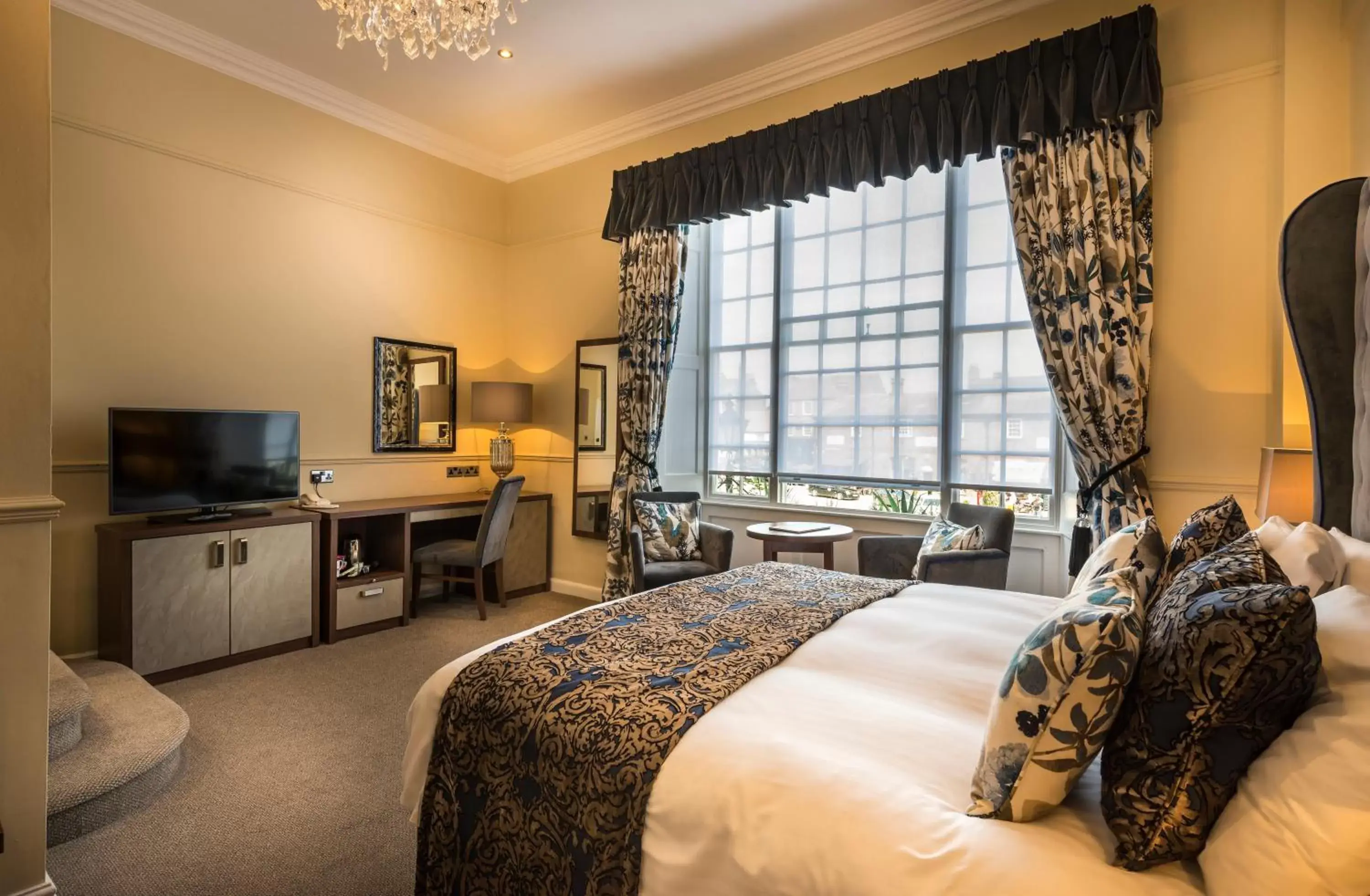 Bedroom, TV/Entertainment Center in The Golden Fleece Hotel, Thirsk, North Yorkshire