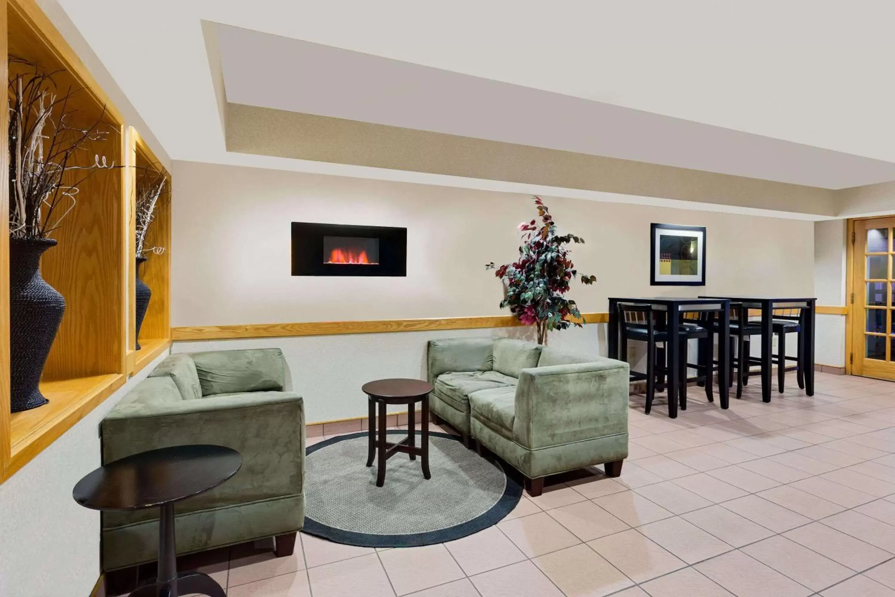 Lobby or reception, Seating Area in Ramada by Wyndham Marquette