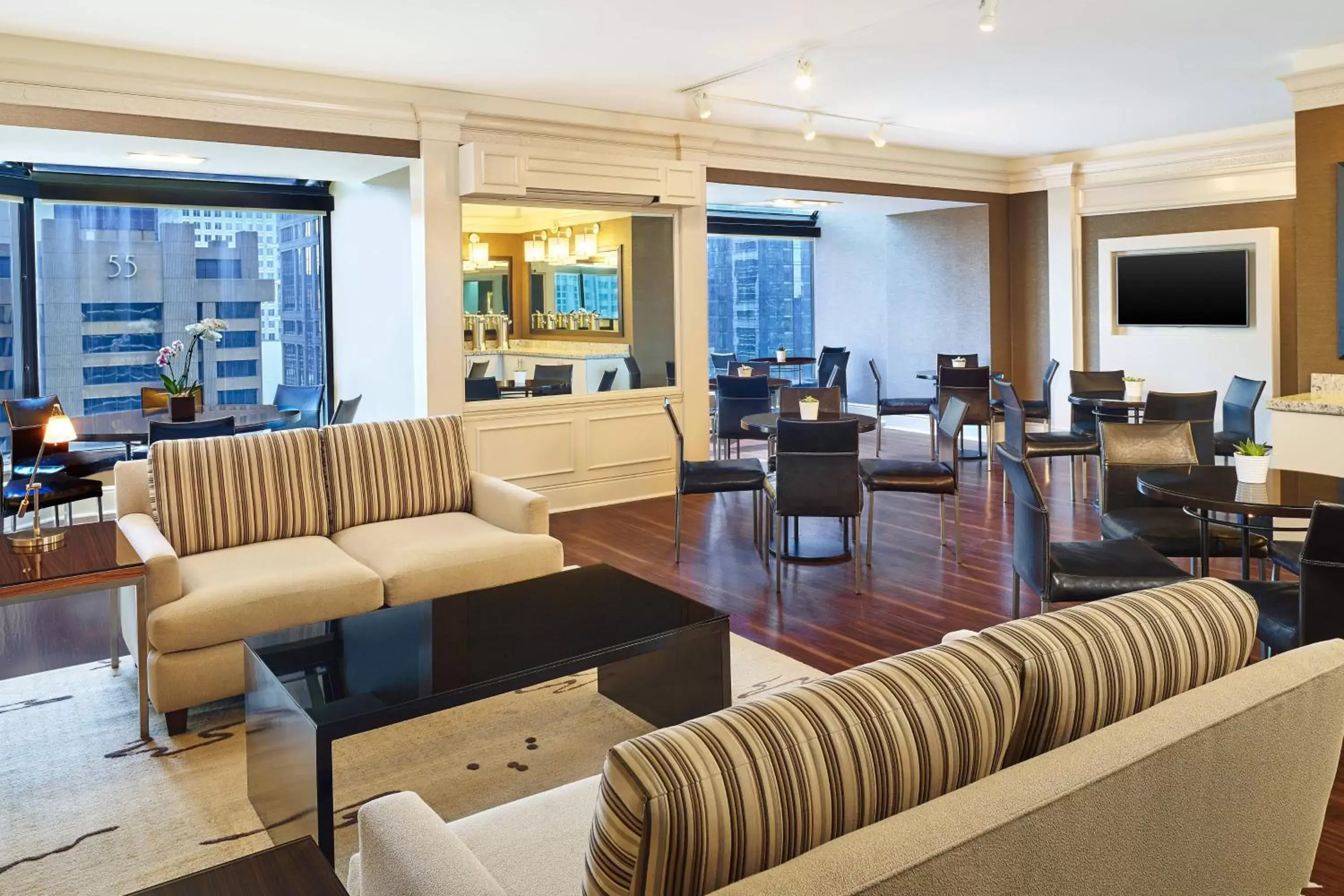 Lounge or bar in The Westin Chicago River North