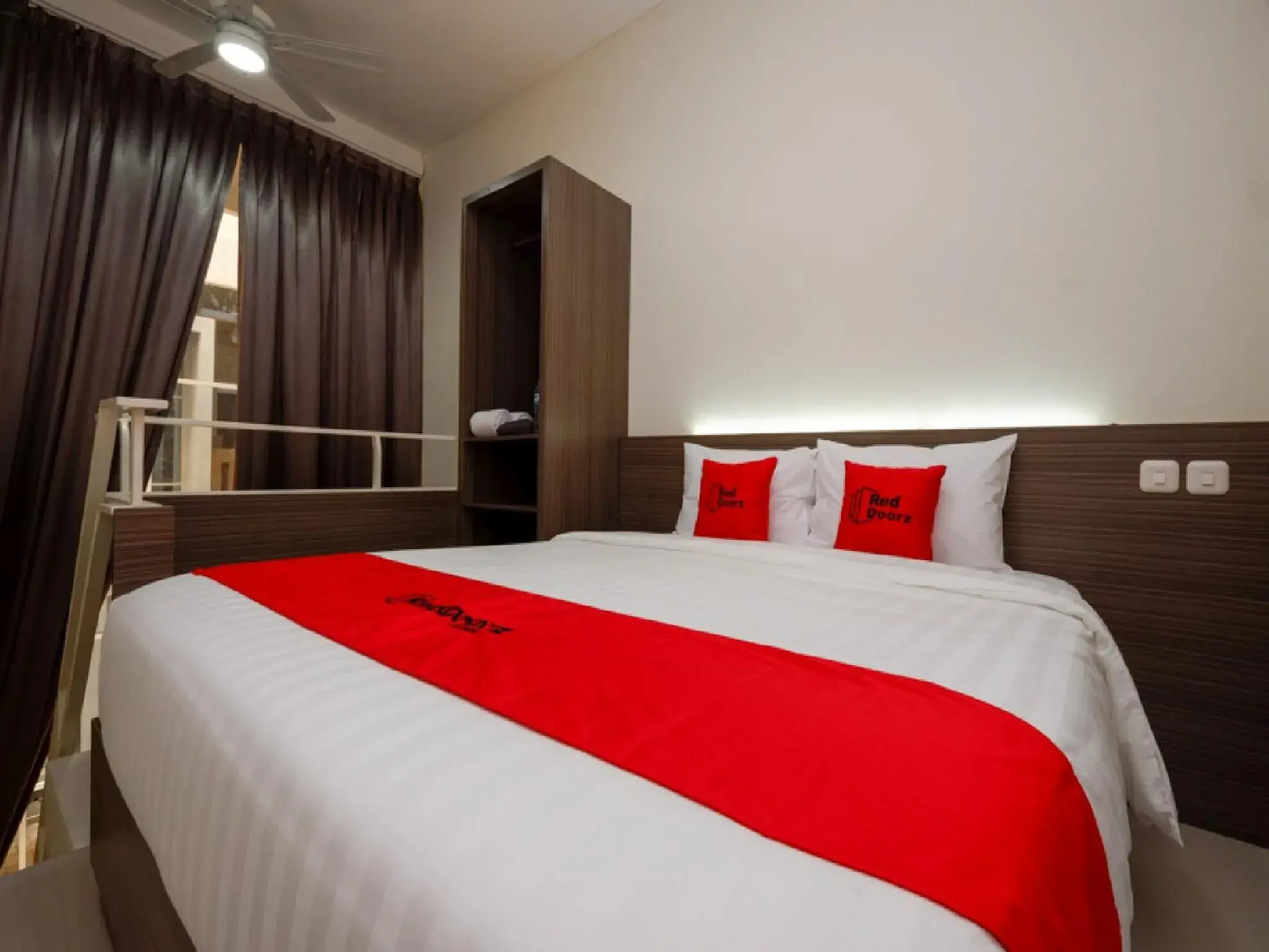 Bedroom, Bed in RedDoorz Plus near Paragon Mall Semarang