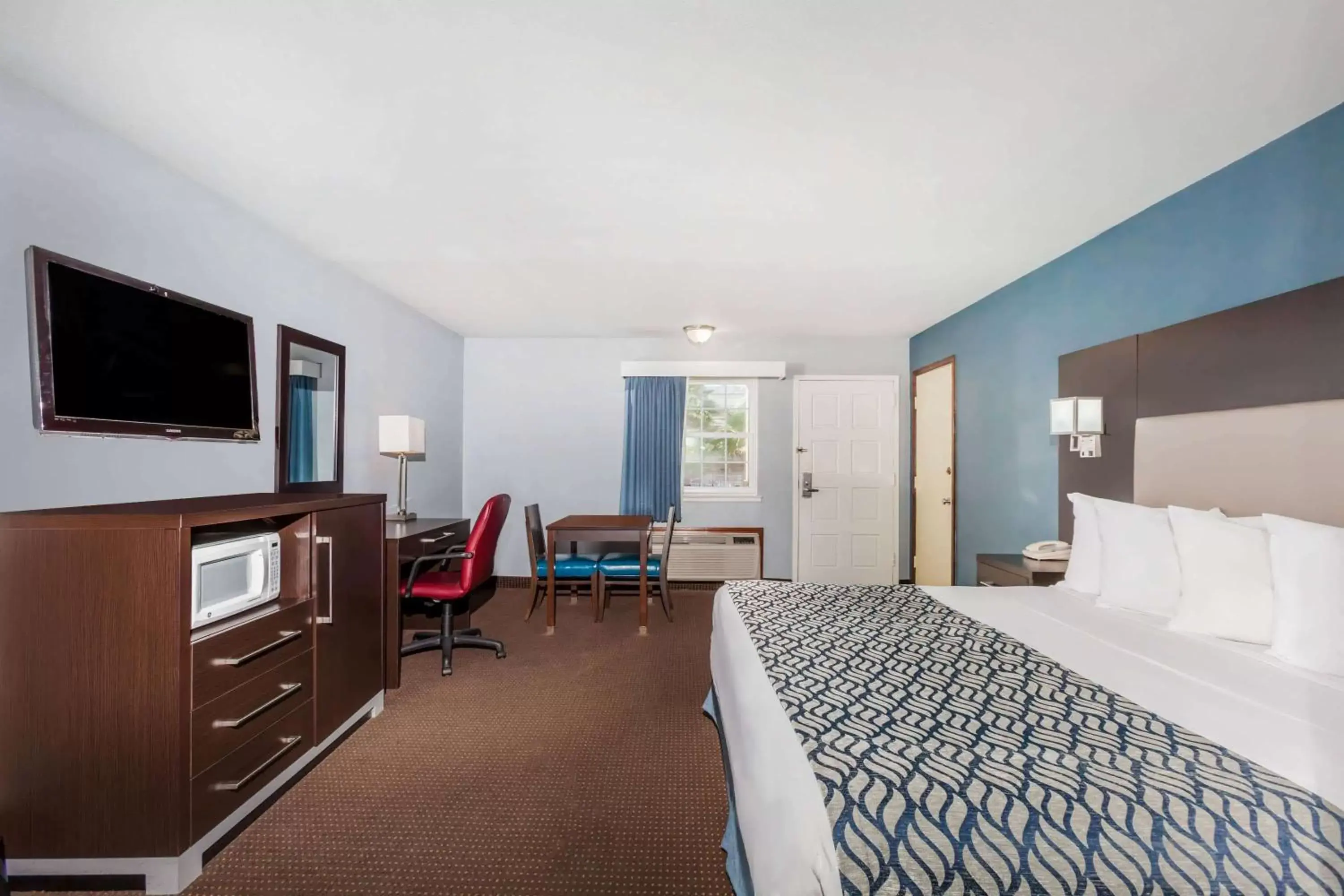 Photo of the whole room, TV/Entertainment Center in Days Inn by Wyndham Austin/University/Downtown