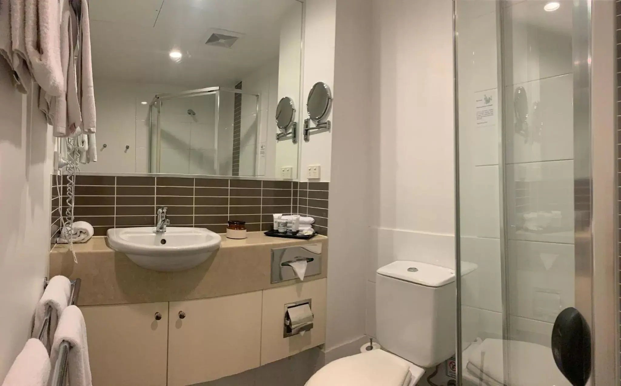 Bathroom in Airport Ascot Motel
