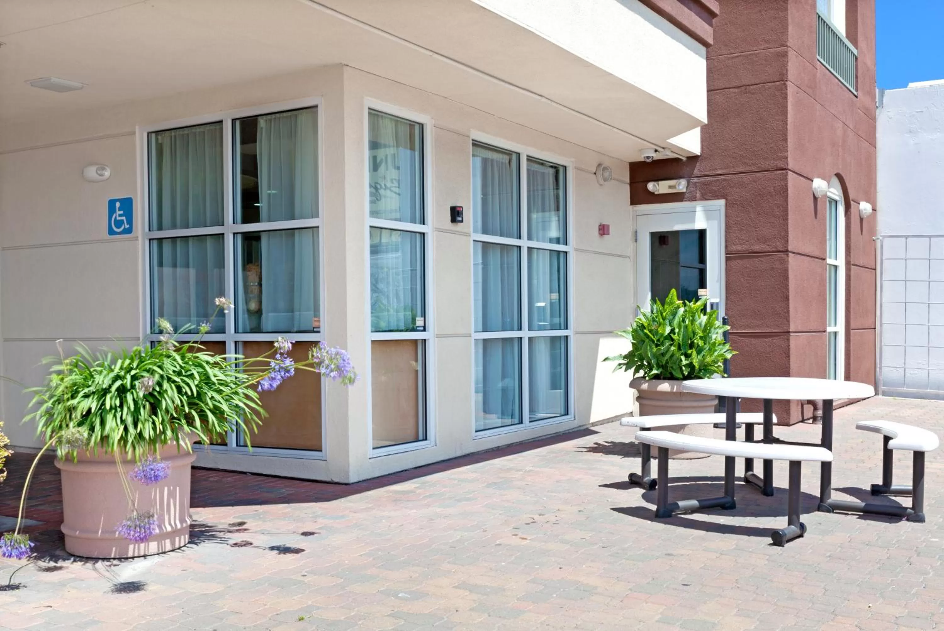 Property building in Ramada Limited and Suites San Francisco Airport