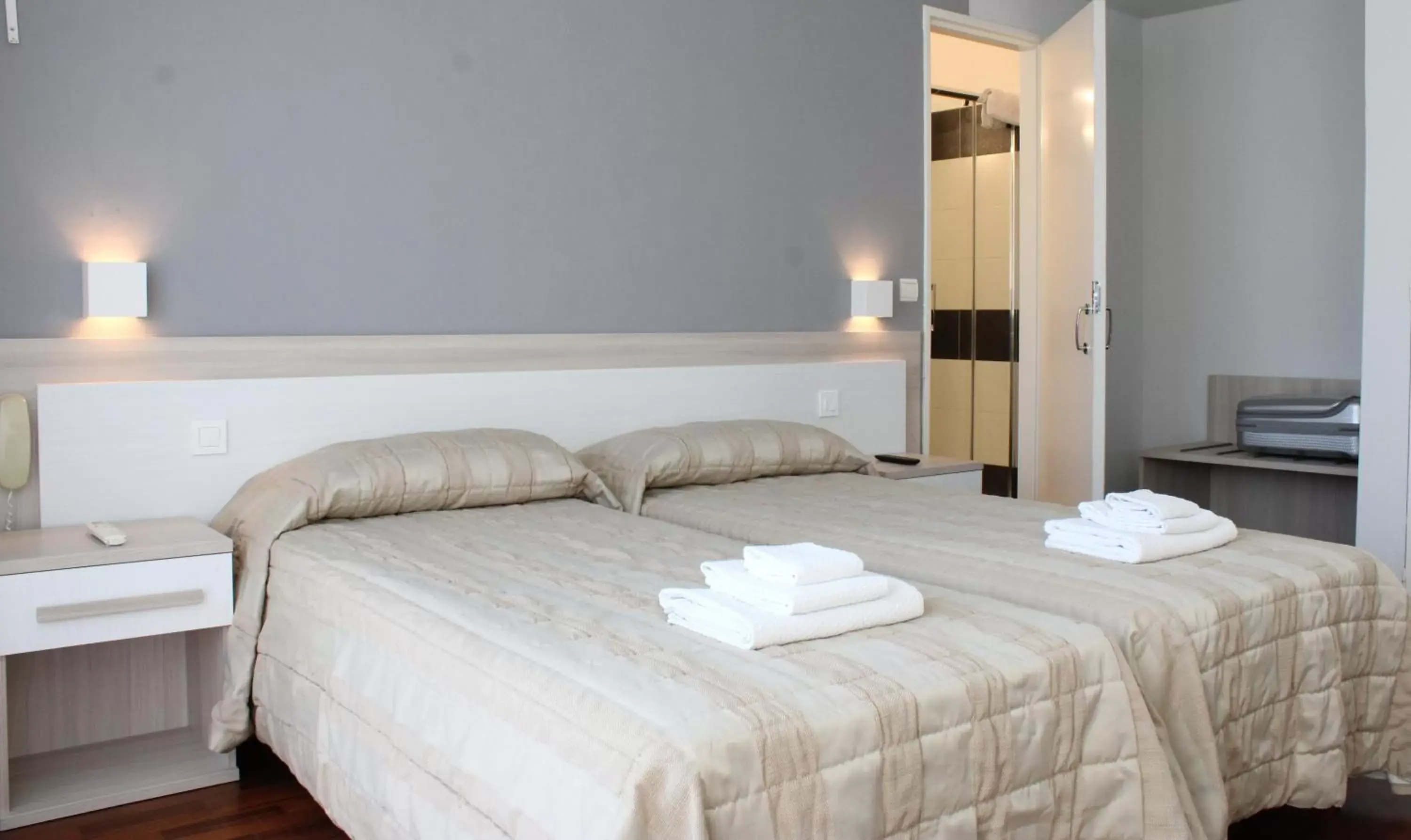 Bedroom, Bed in Hôtel Alexandra