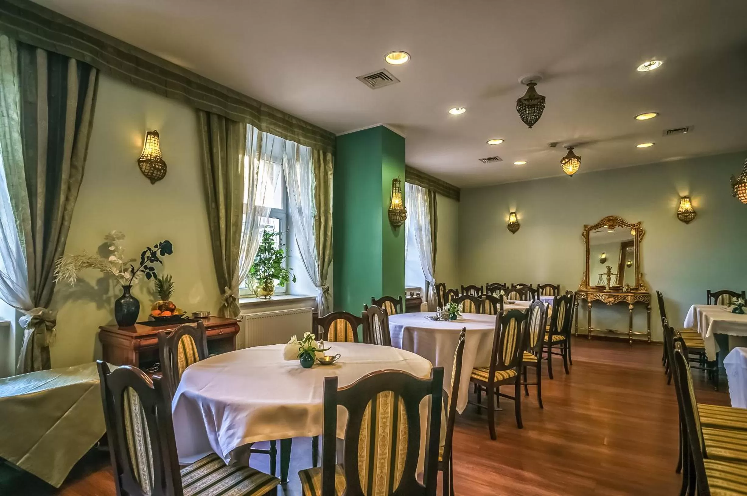 Restaurant/Places to Eat in Old Time Hotel