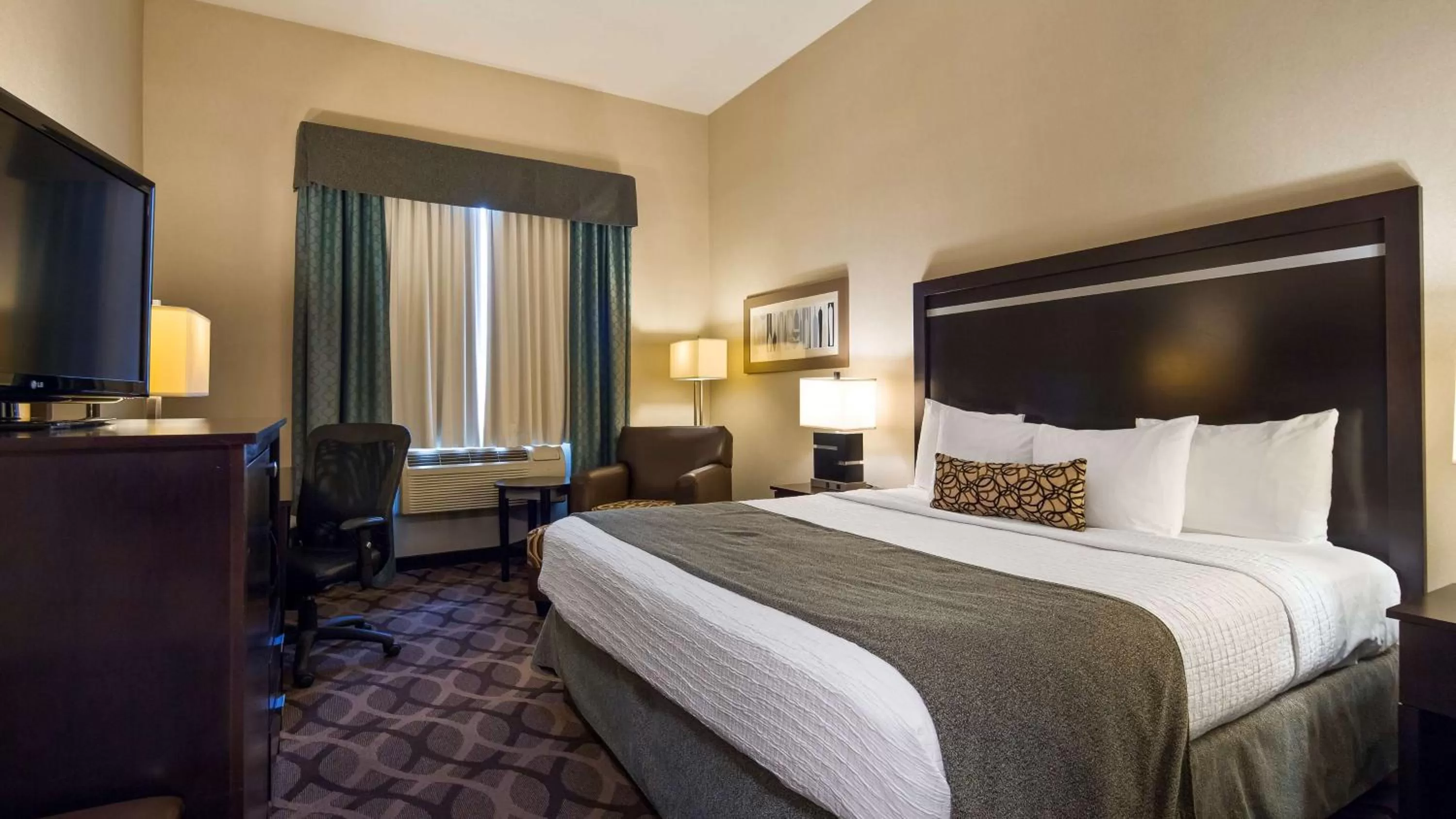 King Room in Best Western Plus Travel Hotel Toronto Airport