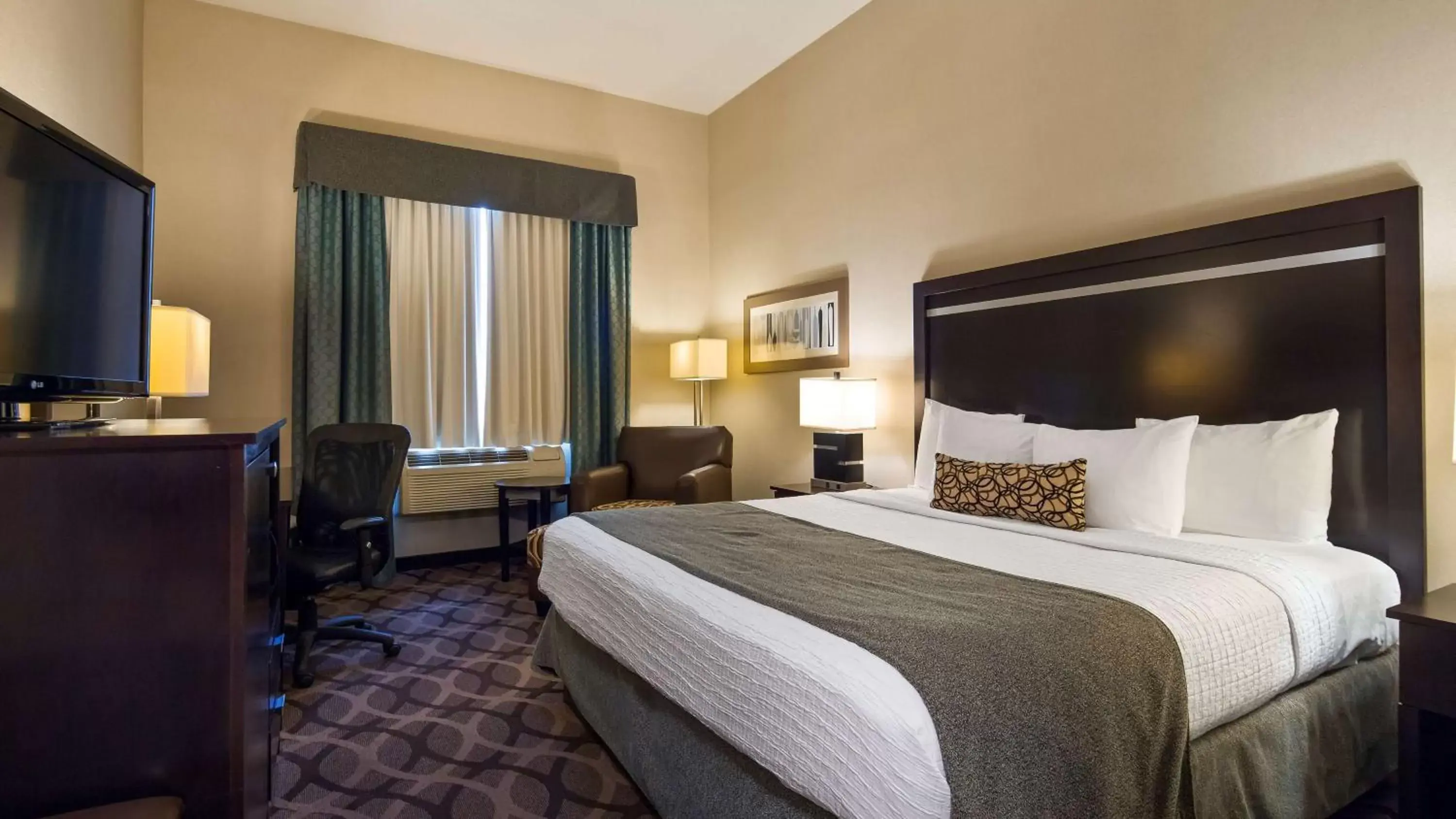 Photo of the whole room, Bed in Best Western Plus Travel Hotel Toronto Airport