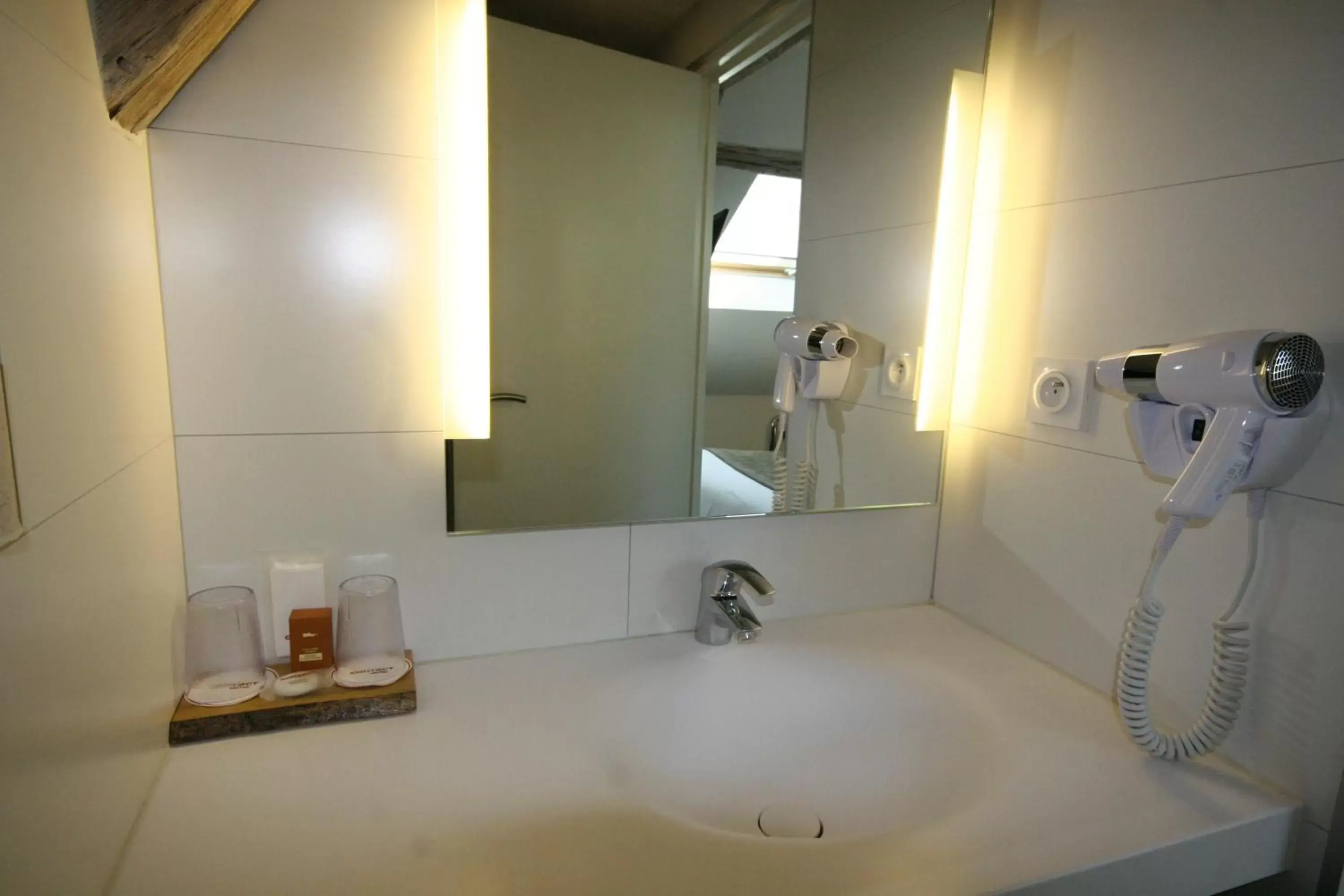 Bathroom in Hotel de la Gare Troyes Centre