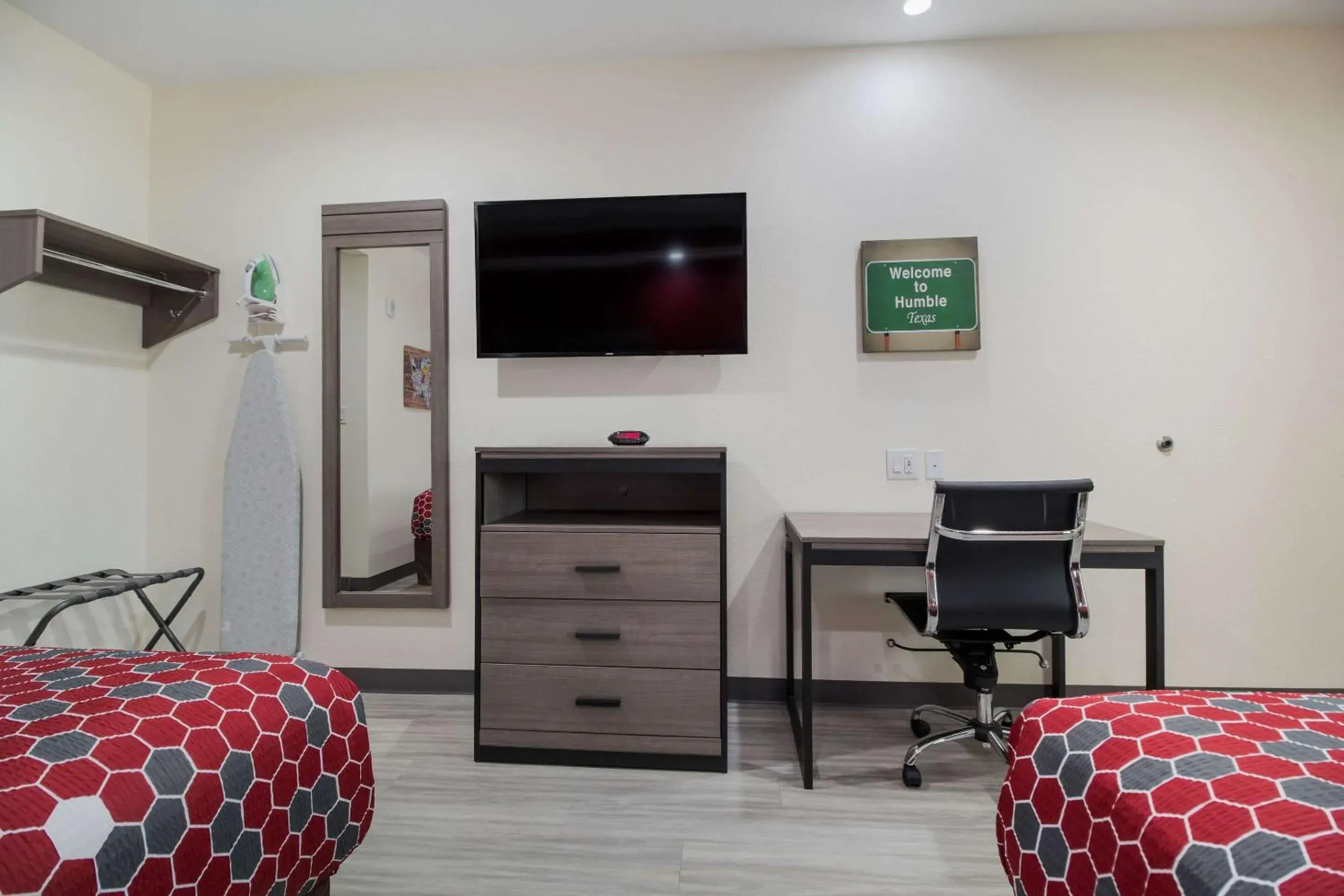 Photo of the whole room, TV/Entertainment Center in Econo Lodge Inn & Suites Humble FM1960 - IAH Airport