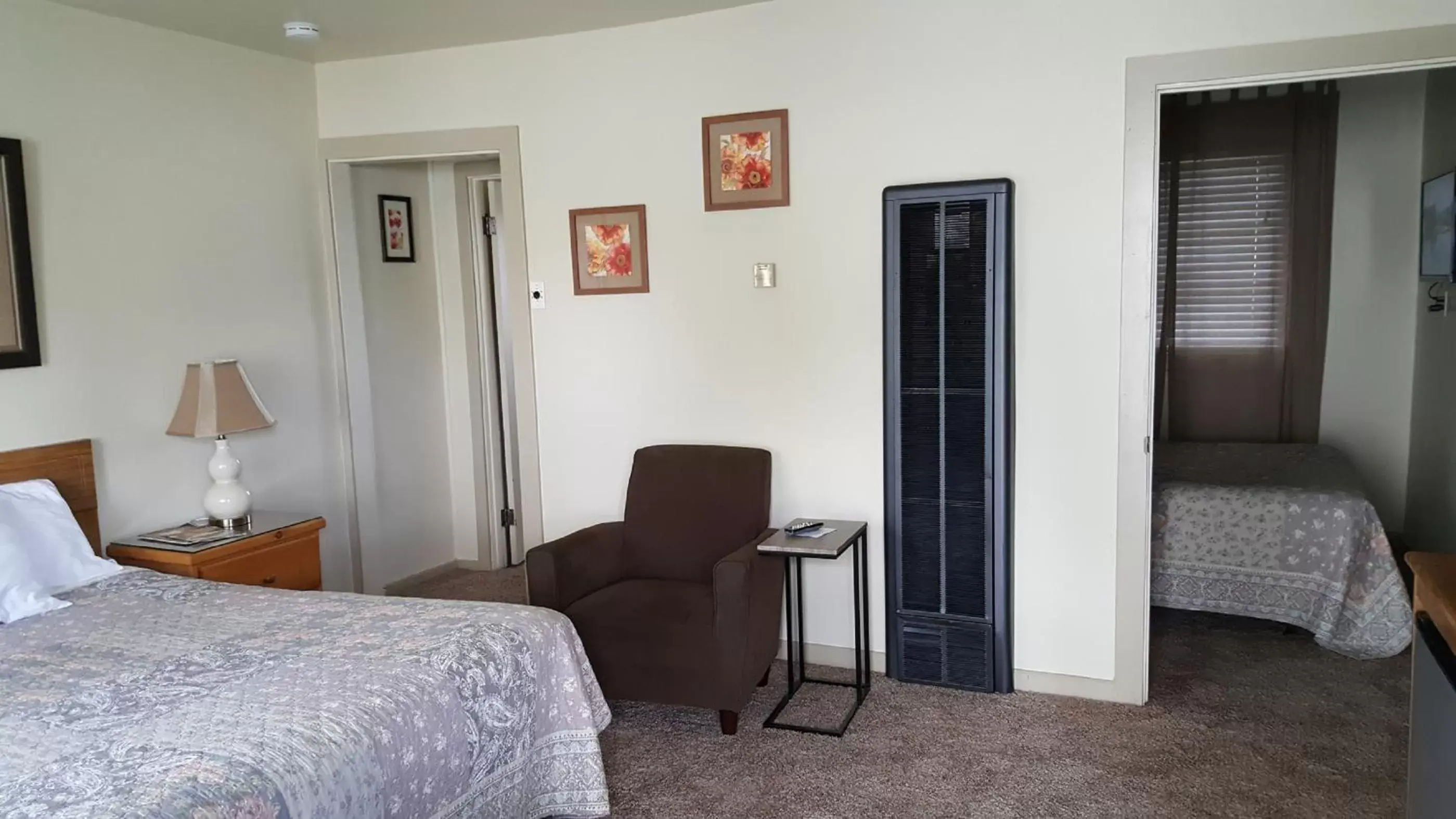 Photo of the whole room, Seating Area in Bishop Village Motel