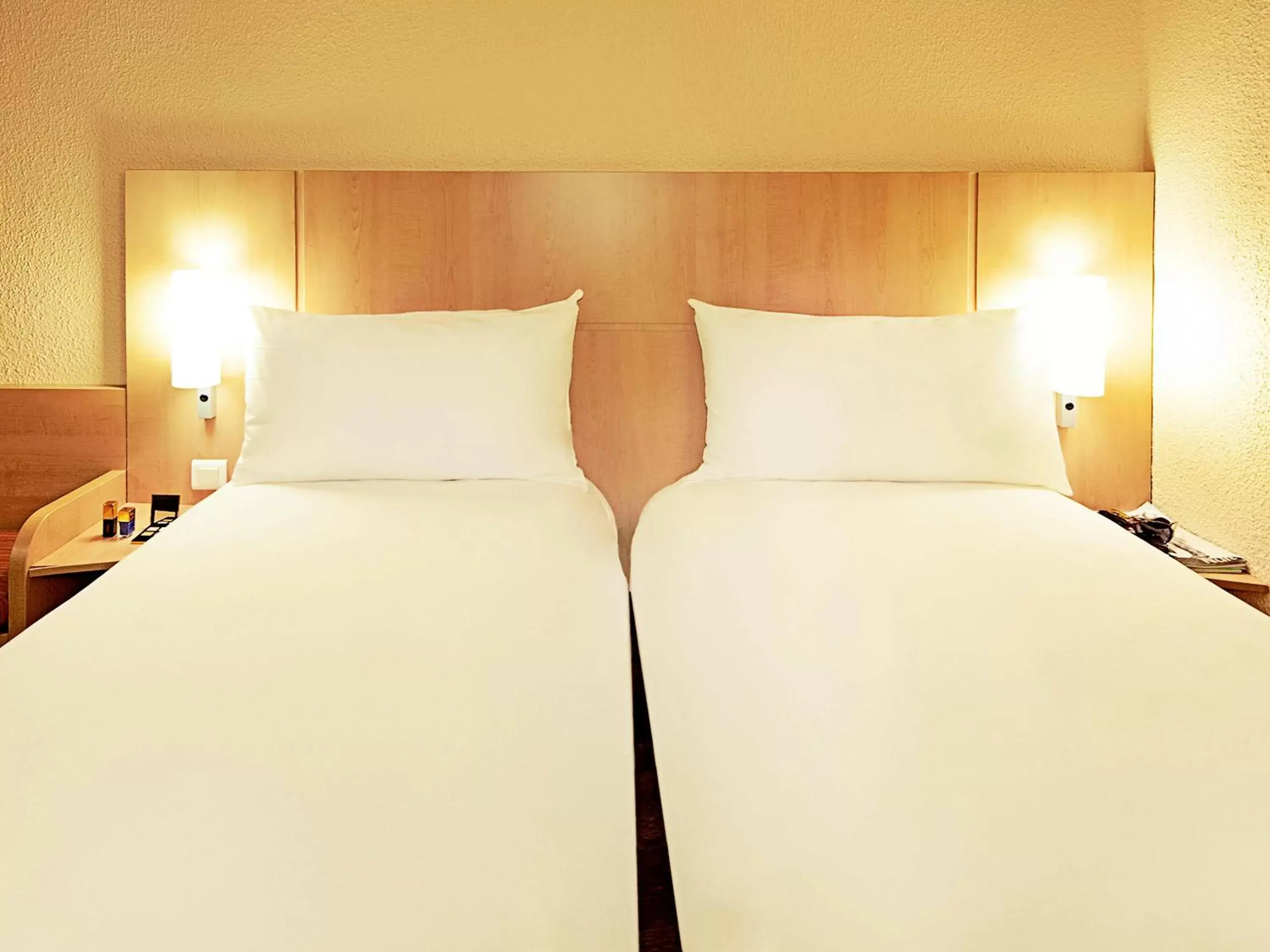 Bedroom, Bed in ibis Aberdeen Centre – Quayside