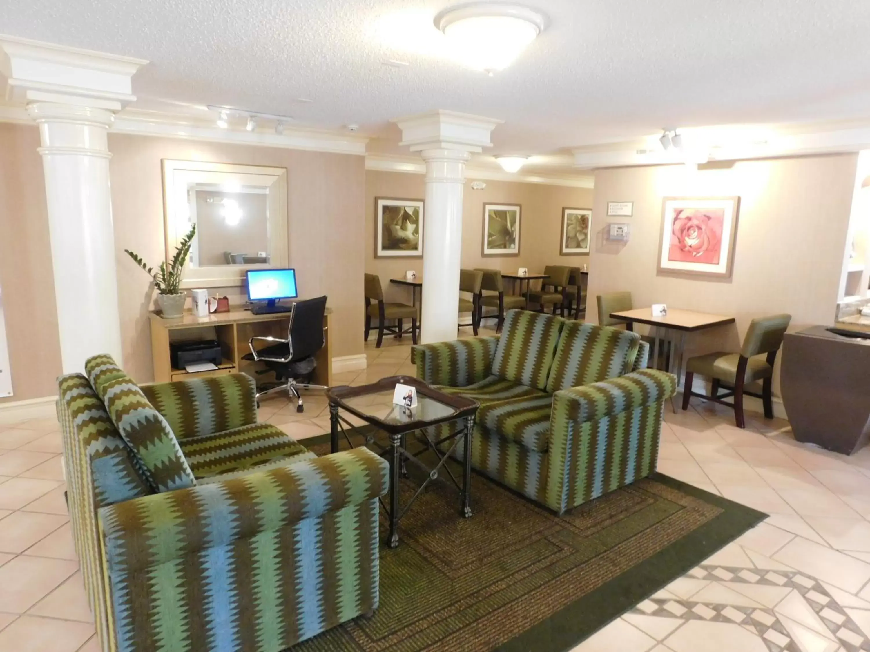 Lobby or reception, Seating Area in Days Inn & Suites by Wyndham Schaumburg- Woodfield Mall
