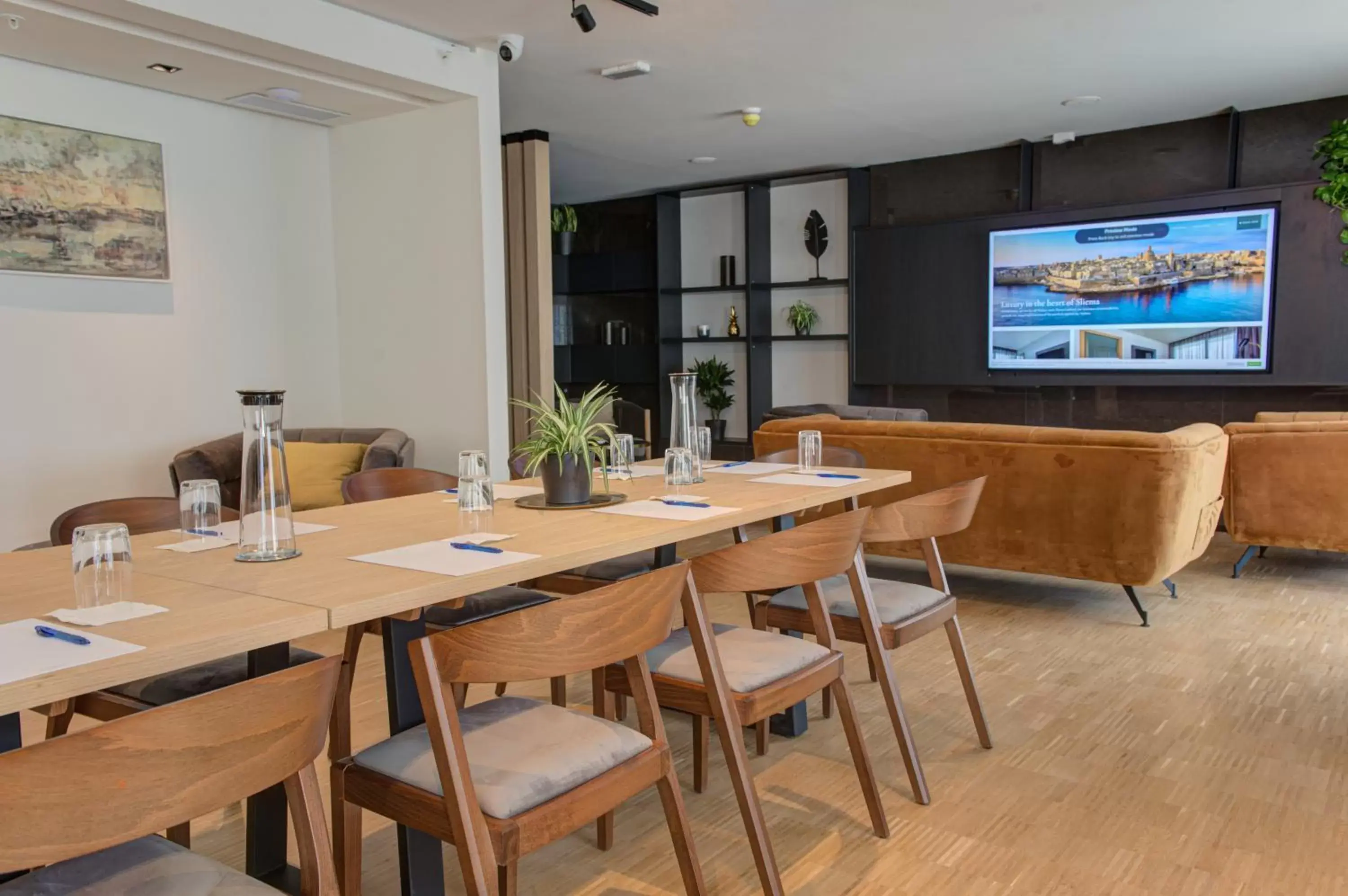 Living room, TV/Entertainment Center in Land's End, Boutique Hotel