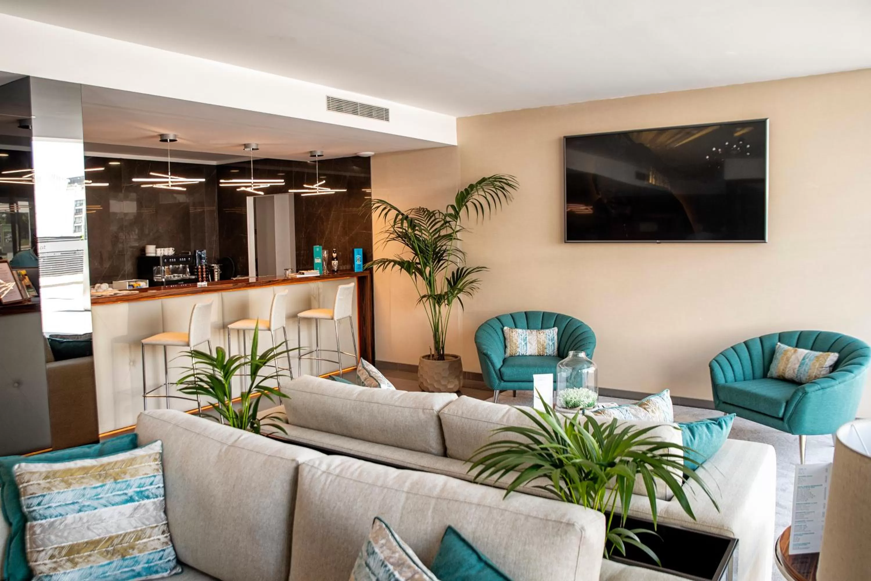 Communal lounge/ TV room in ABC Hotel Porto - Boavista