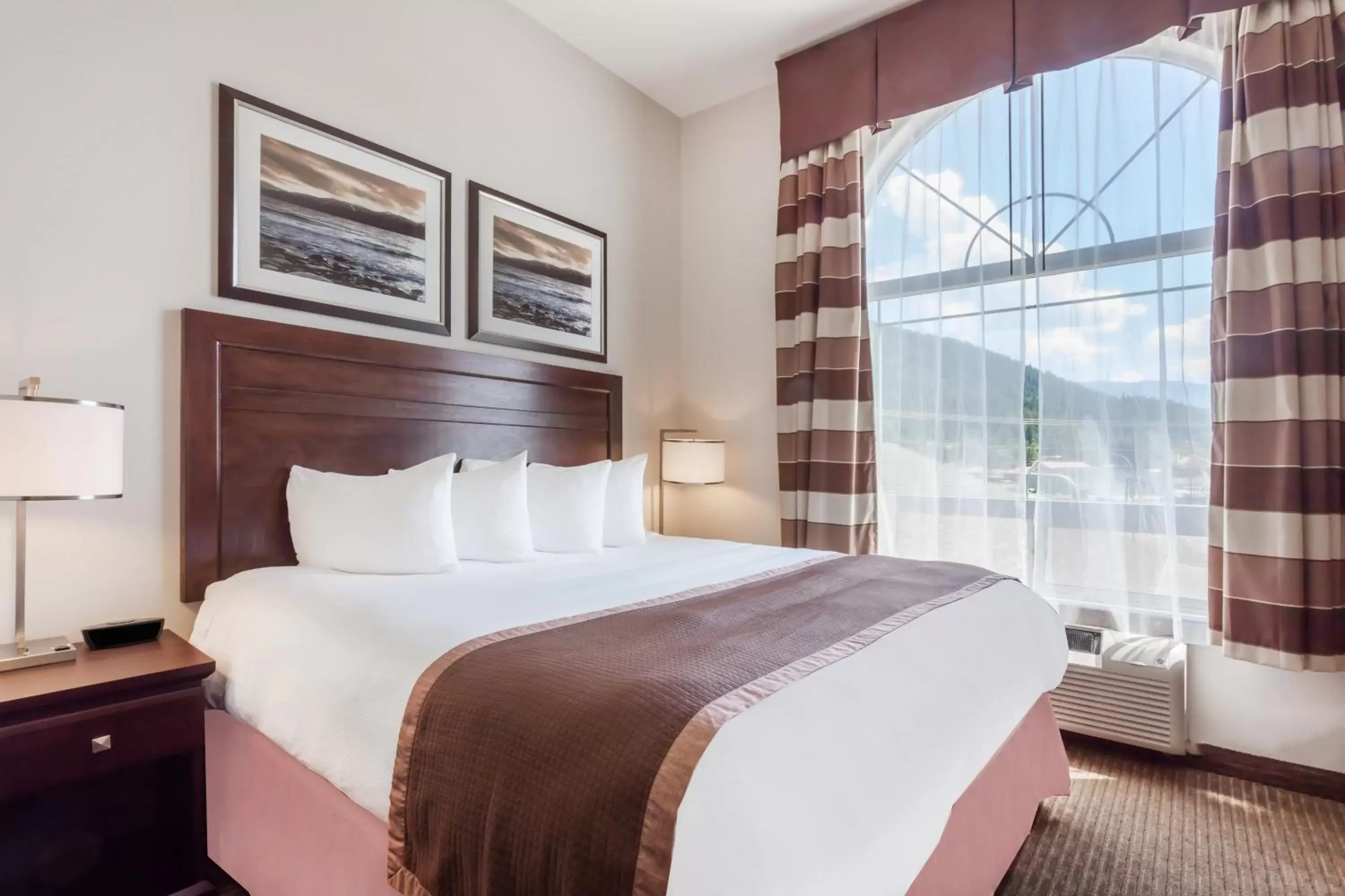 Bed in Ramada by Wyndham Creston Bed in Ramada by Wyndham Creston