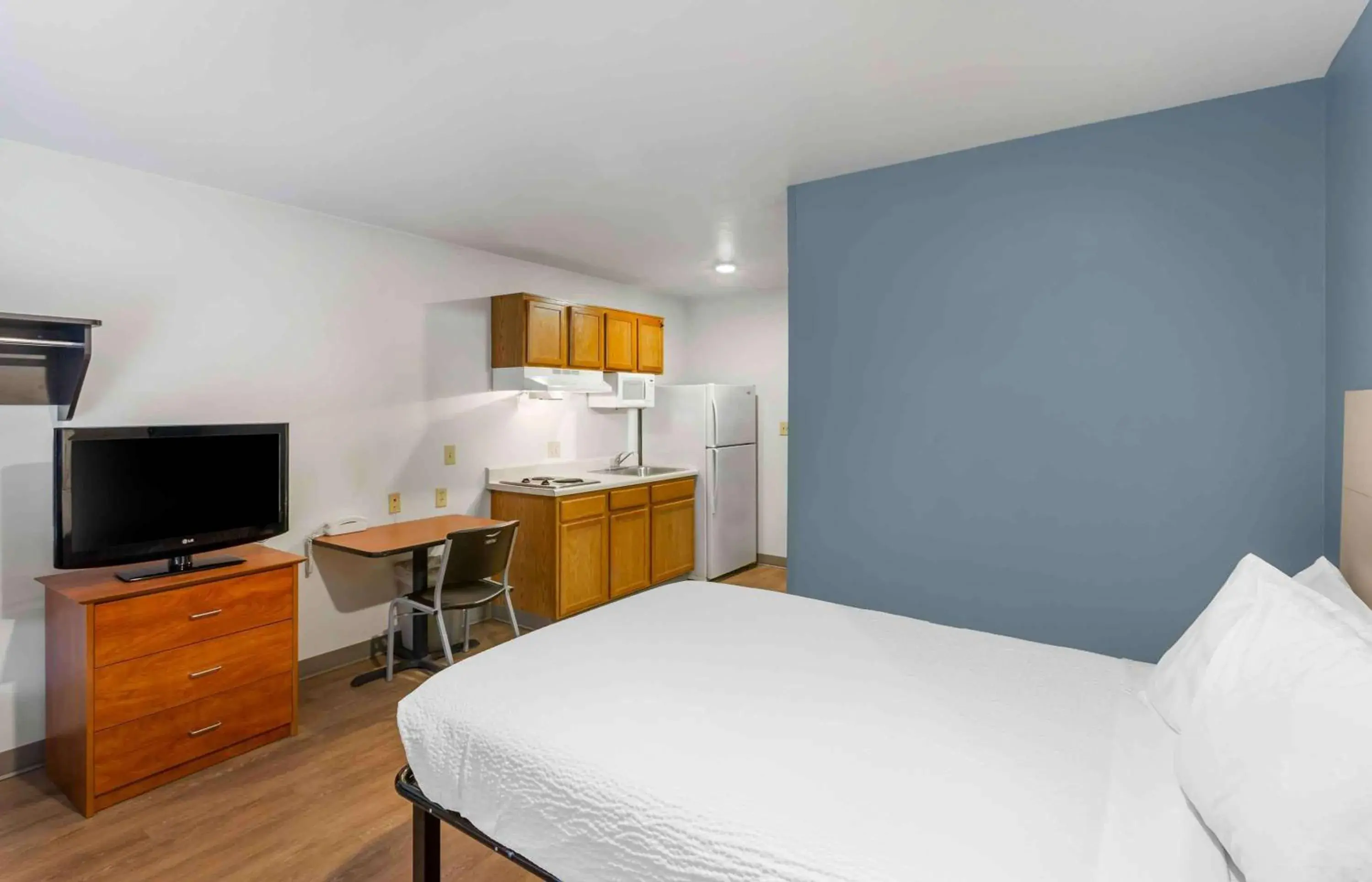 Bedroom, Bed in Extended Stay America Select Suites - Ogden